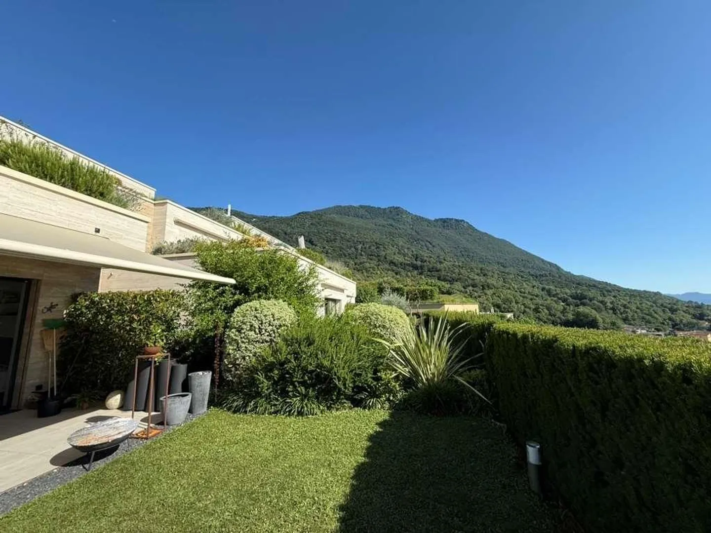 Appartement 2,5 pièces avec design, terrasse, jardin et vue - Photo 2 sur 3