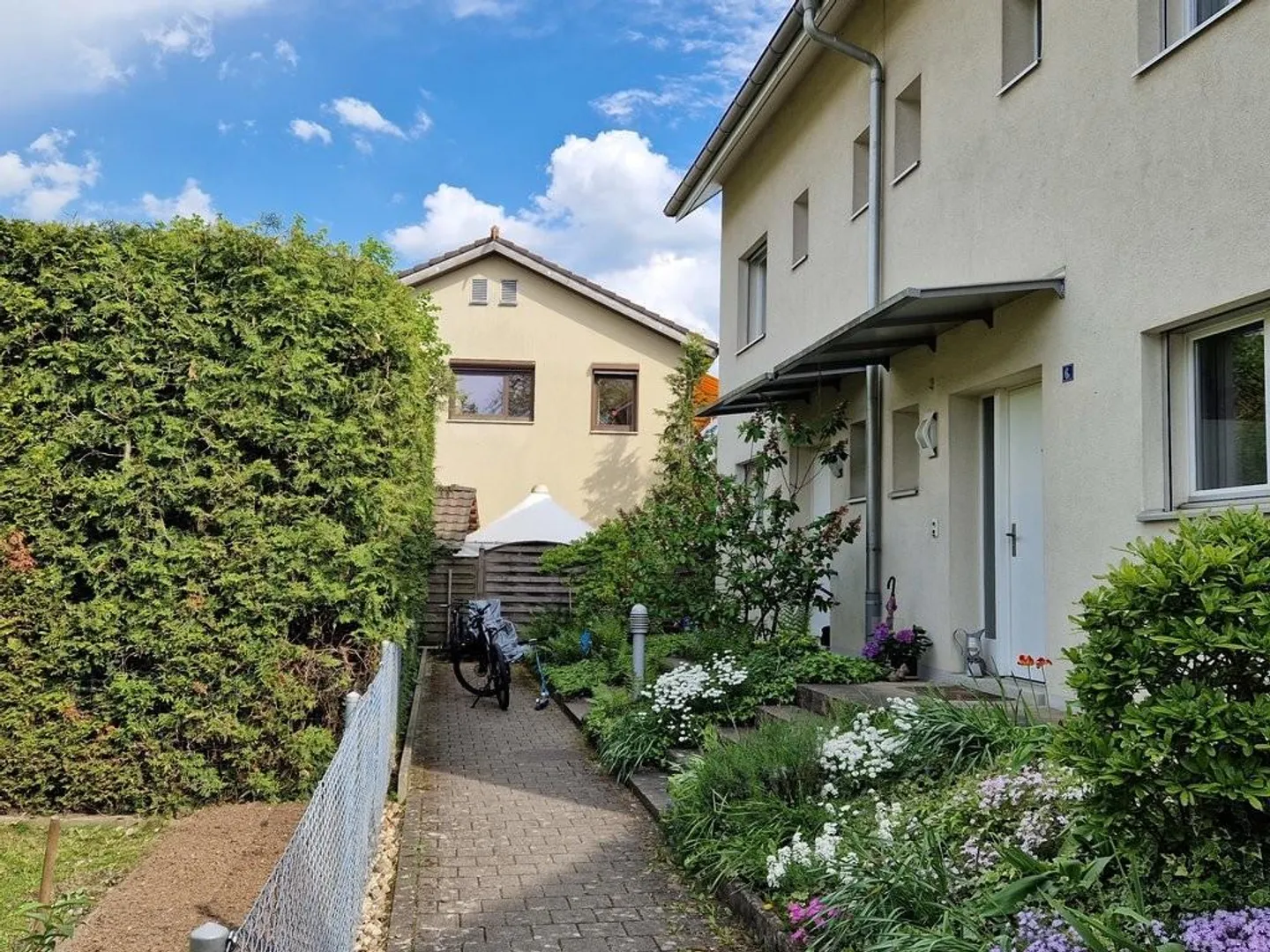 Casa unifamiliare angolare tranquilla con area giardino - Foto 1 di 12