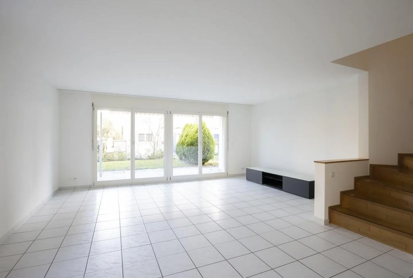 Casa unifamiliare angolare tranquilla con area giardino - Foto 2 di 12