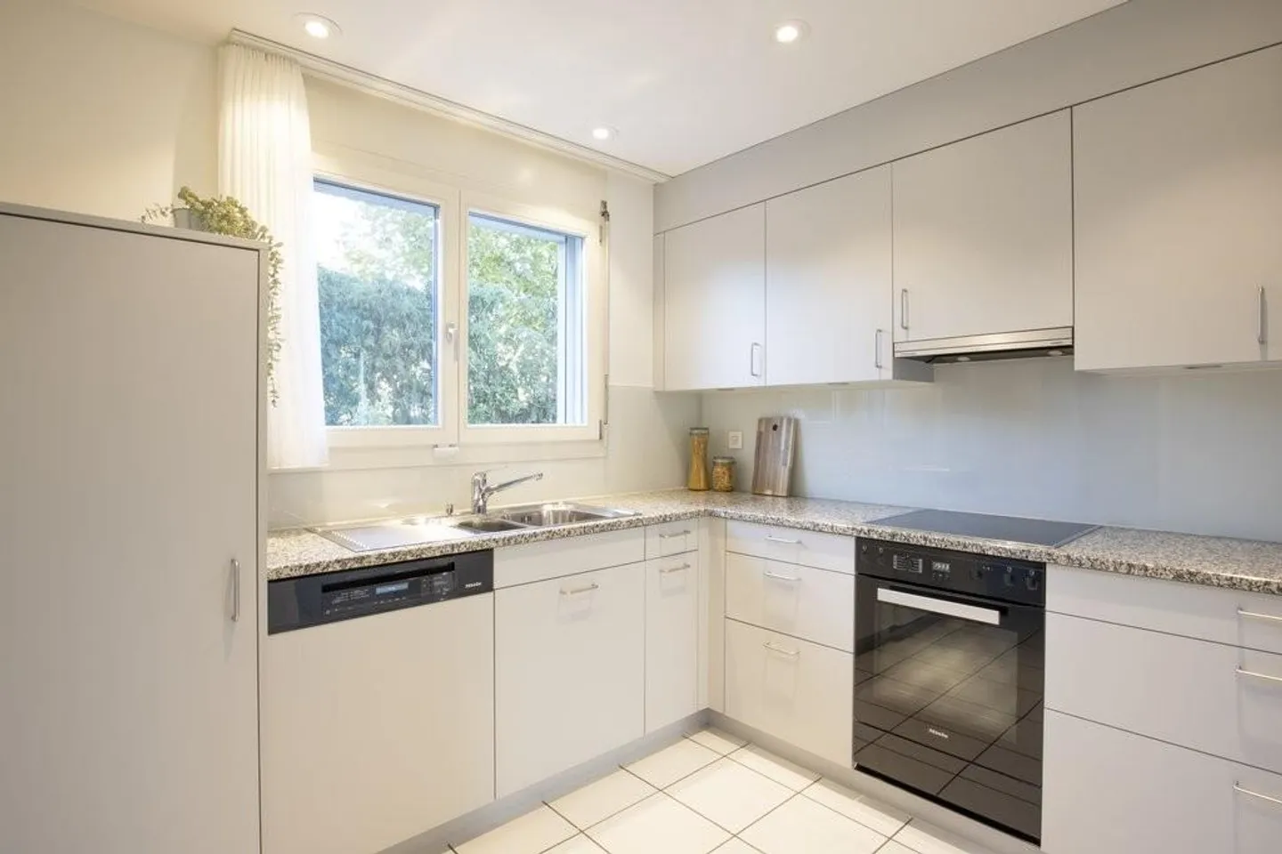 Casa unifamiliare angolare tranquilla con area giardino - Foto 3 di 12