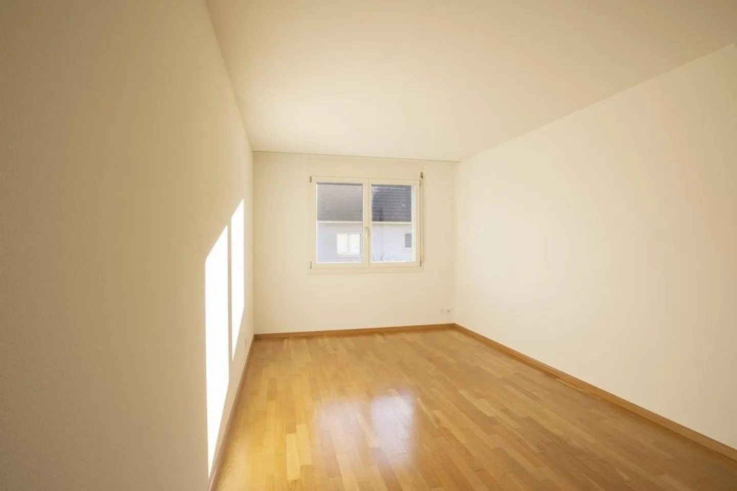 Casa unifamiliare angolare tranquilla con area giardino - Foto 5 di 12