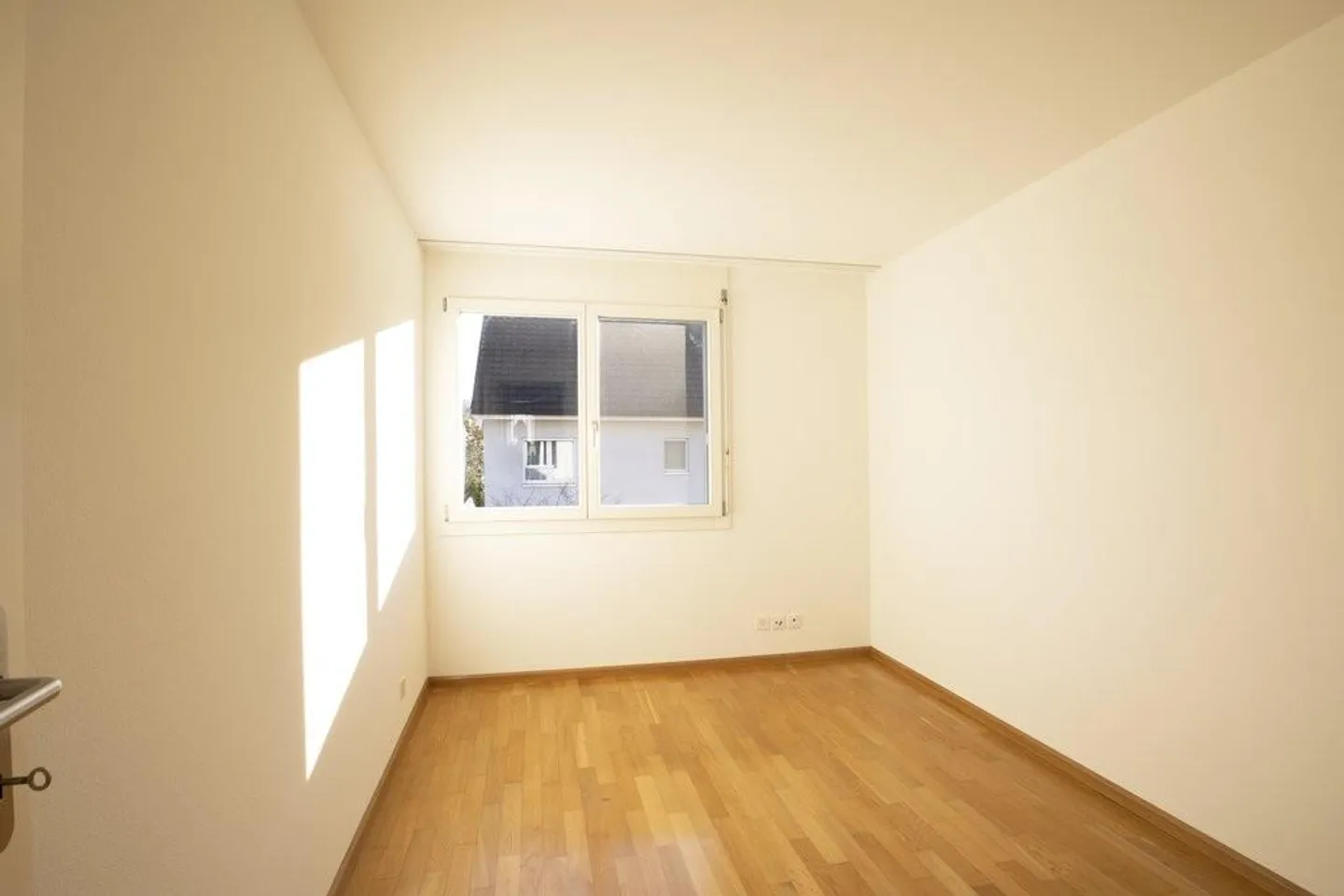 Casa unifamiliare angolare tranquilla con area giardino - Foto 6 di 12