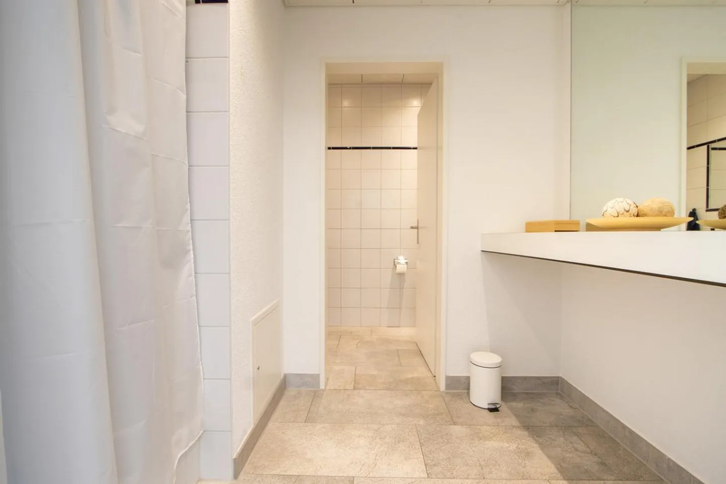 Locaux commerciaux avec un potentiel de reconversion attrayant en logement - Photo 6 sur 18