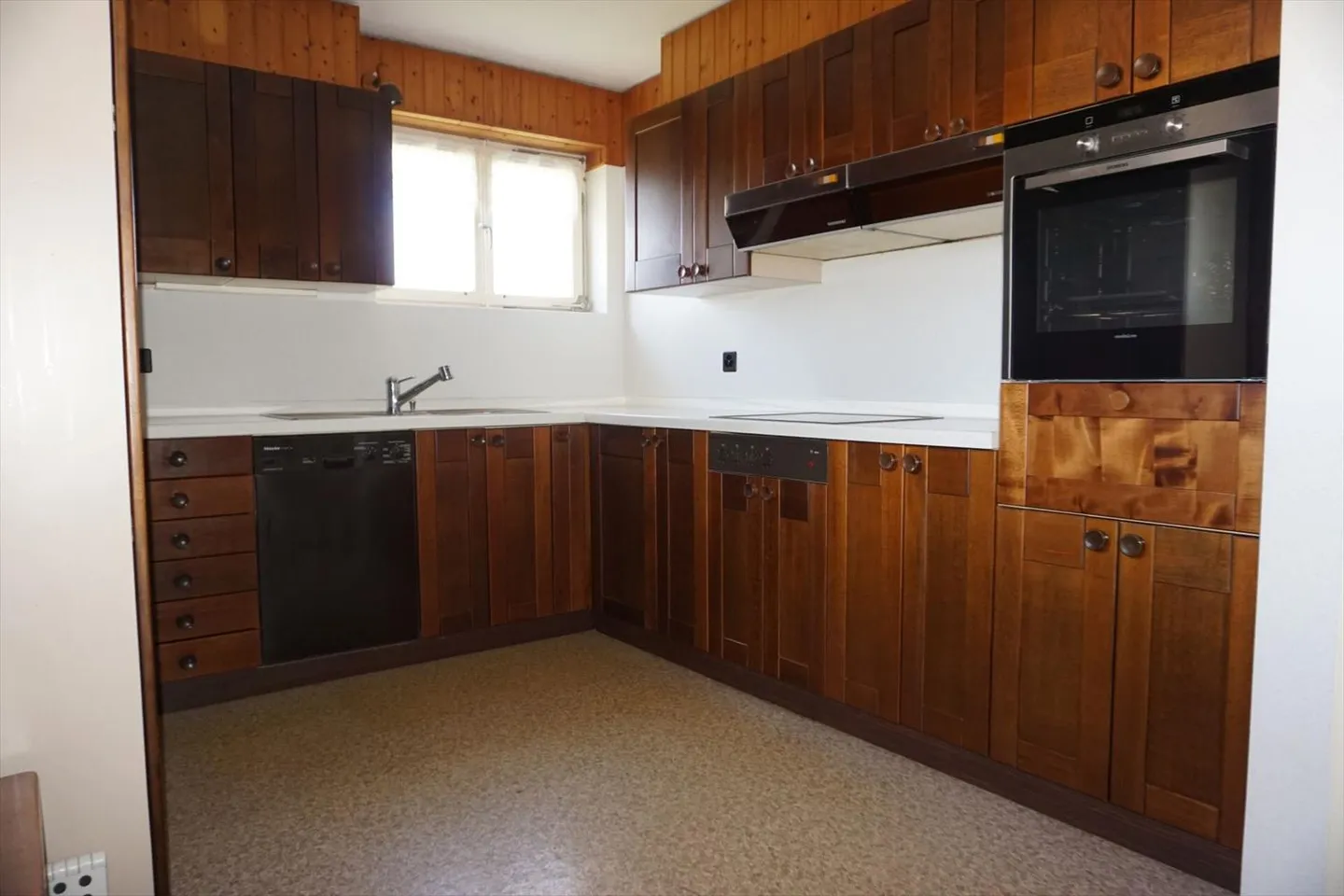 ARI-232 Casa indipendente di 5,5 locali con padiglione da giardino - Foto 4 di 13
