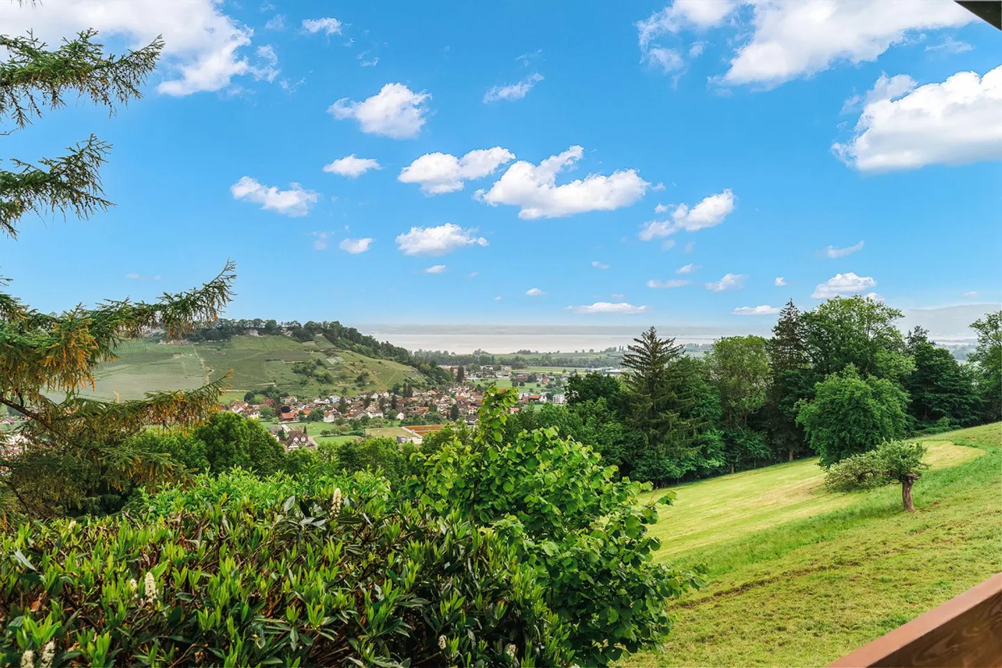 Charmante Wohnung mit Seeblick - Foto 1 von 4