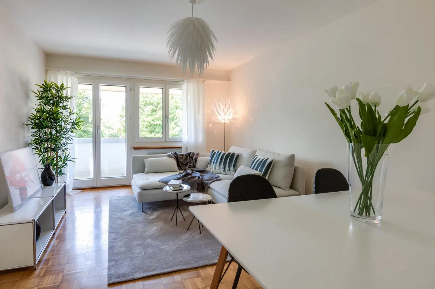 Modernized apartment with ideal transport connections - Photo 3 of 9