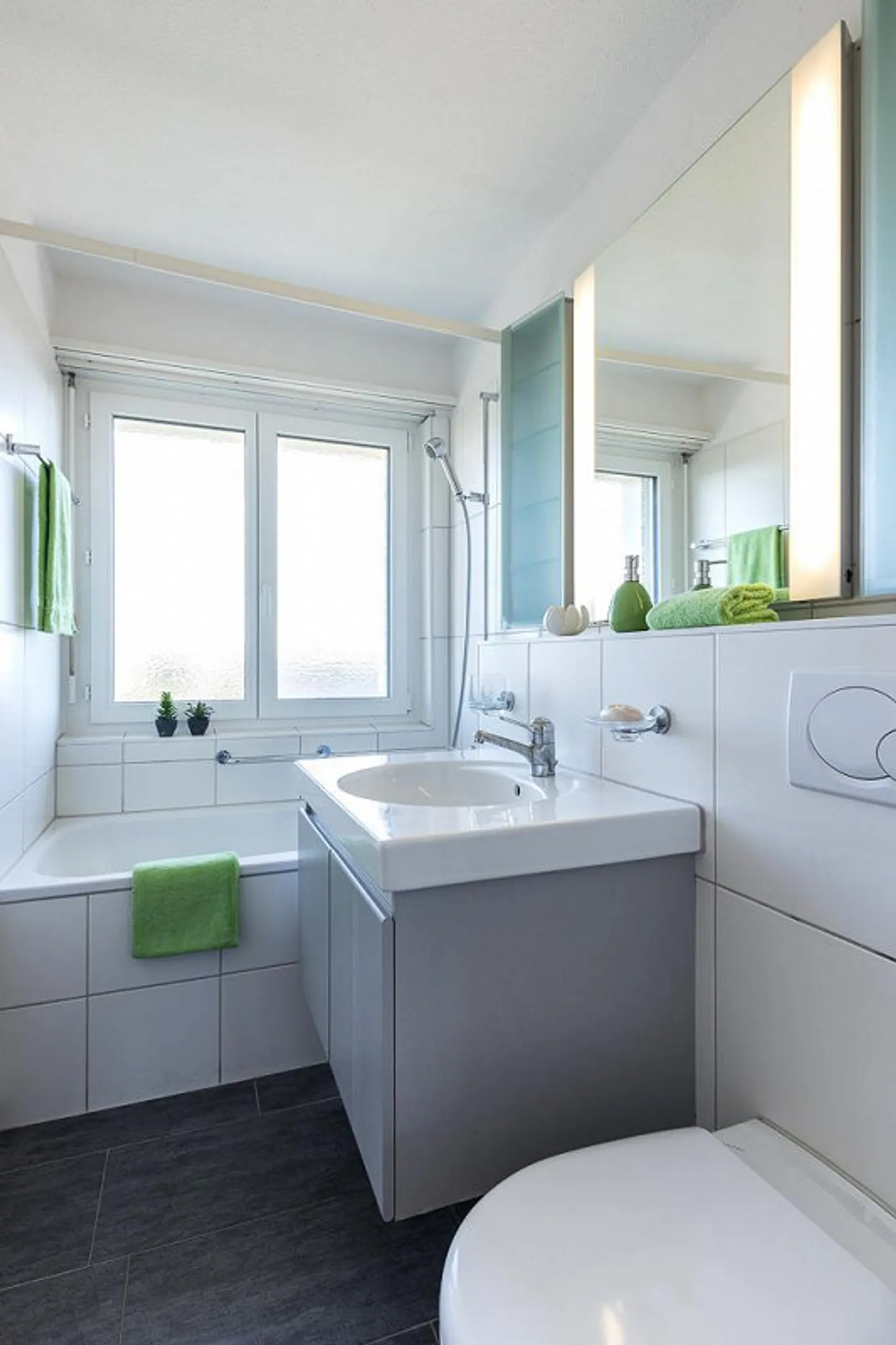 Modernized apartment with ideal transport connections - Photo 6 of 9