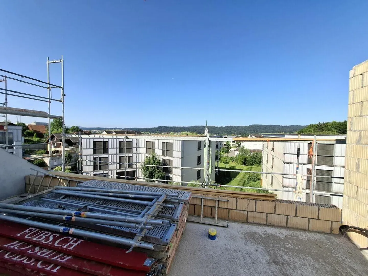 Casa bifamiliare di 6 1/2 stanze con area di terreno utilizzabile - Foto 3 di 8
