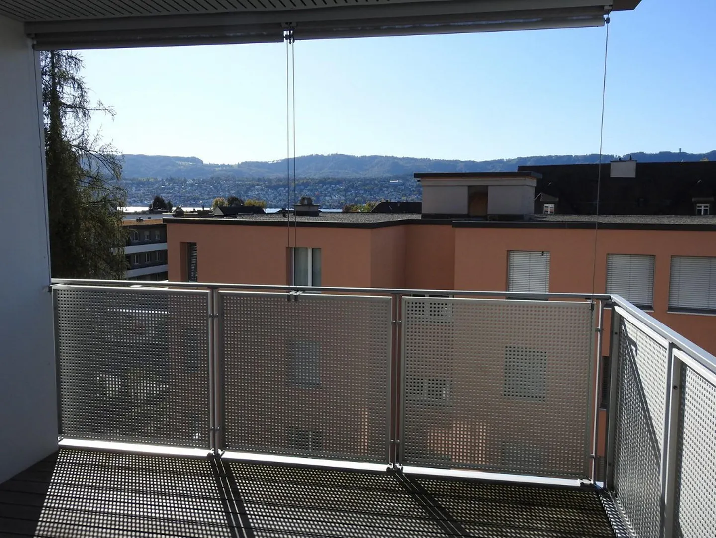 Vivere moderno con balcone soleggiato e vista - Foto 6 di 12