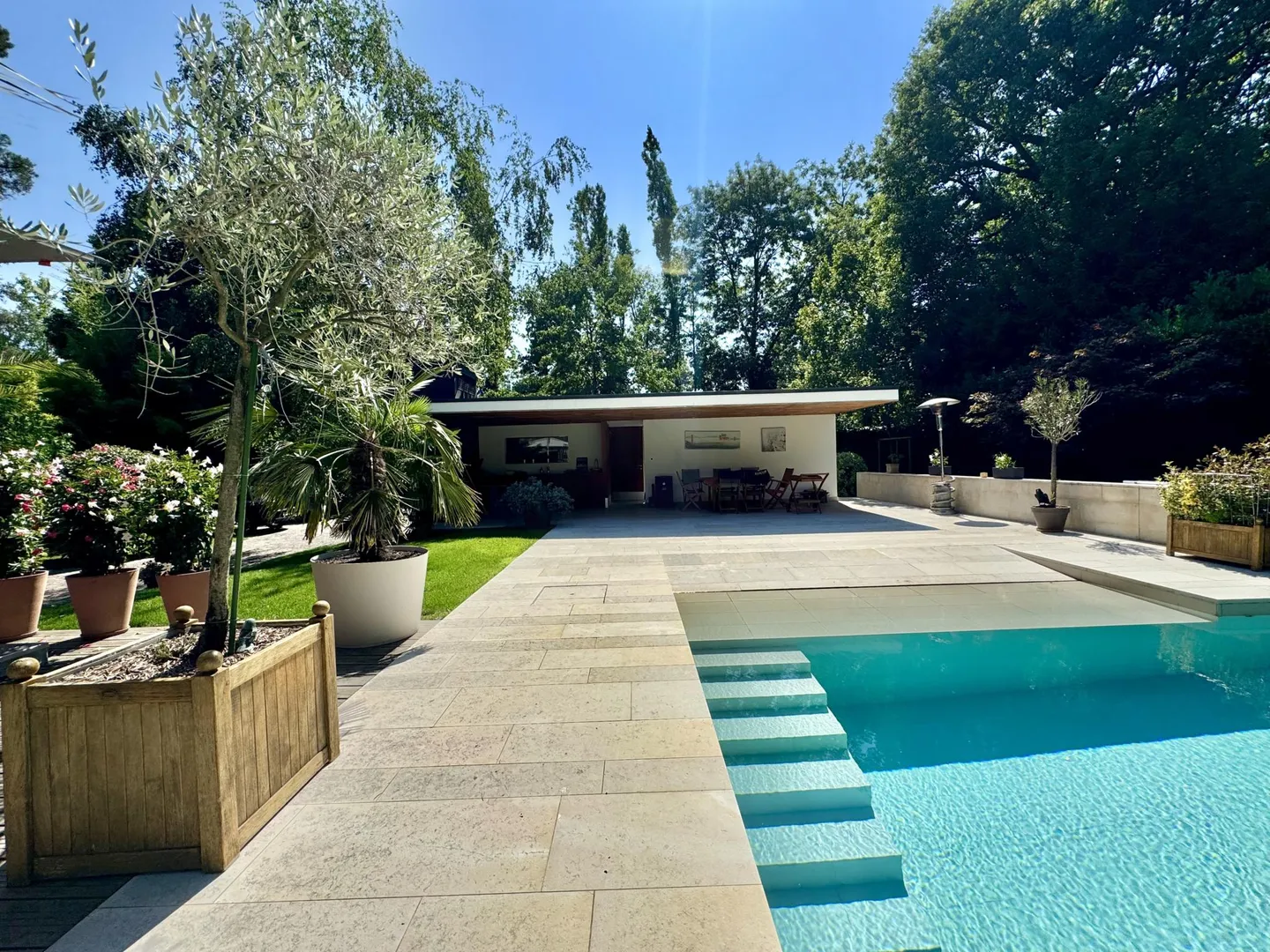 Sublime casa contemporanea situata in una zona tranquilla e protetta da sguardi indiscreti. - Foto 2 di 8