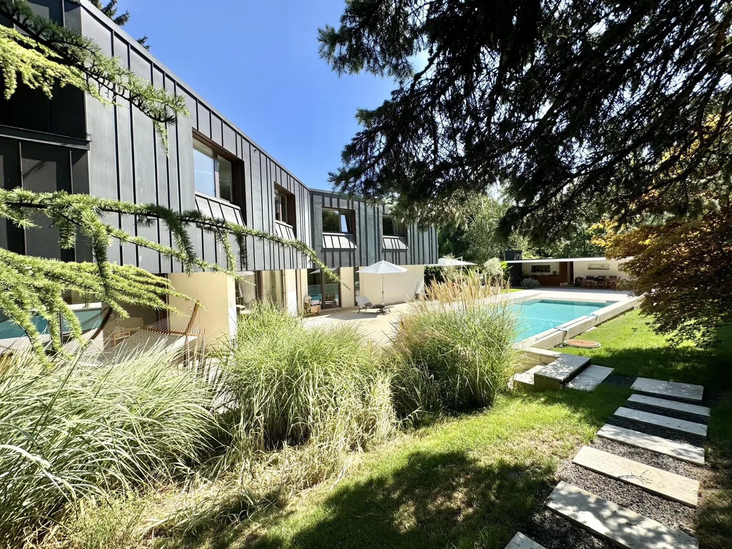 Sublime casa contemporanea situata in una zona tranquilla e protetta da sguardi indiscreti. - Foto 1 di 8
