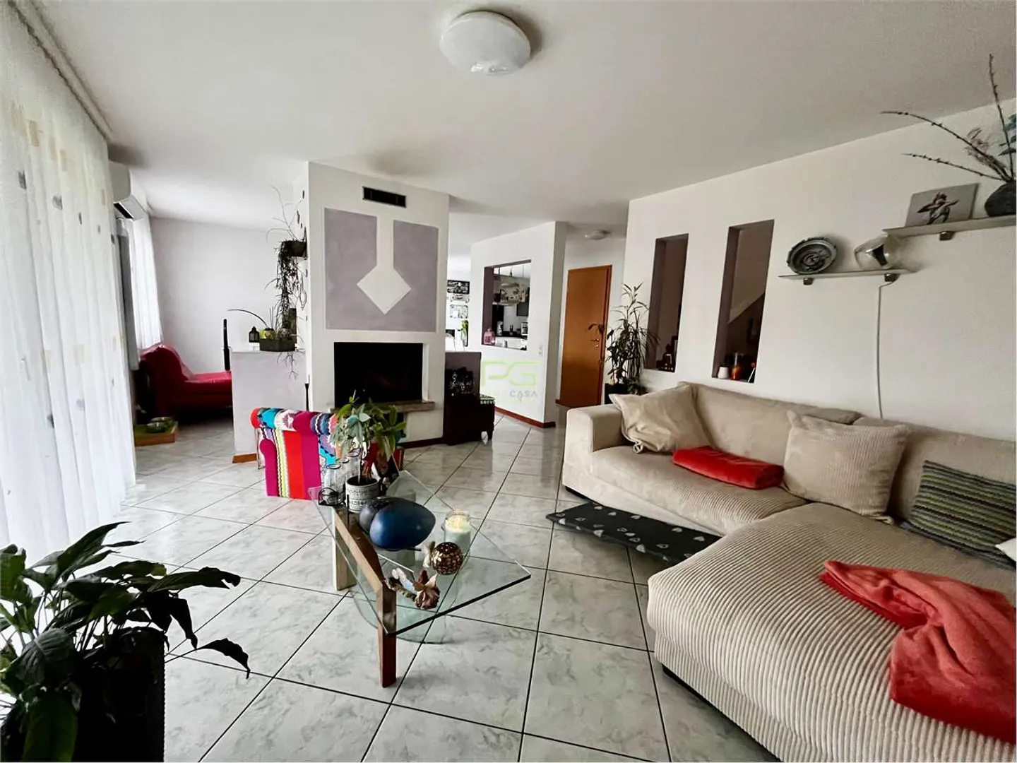 Large Single-Family House in Monte Carasso - Photo 2 of 13