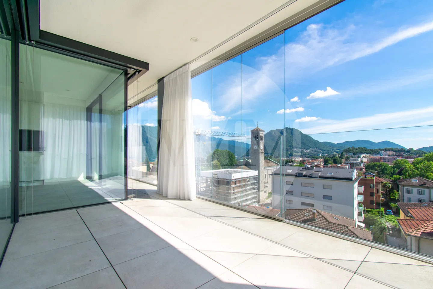 Appartement élégant avec terrasse et belle vue dégagée - Photo 3 sur 15