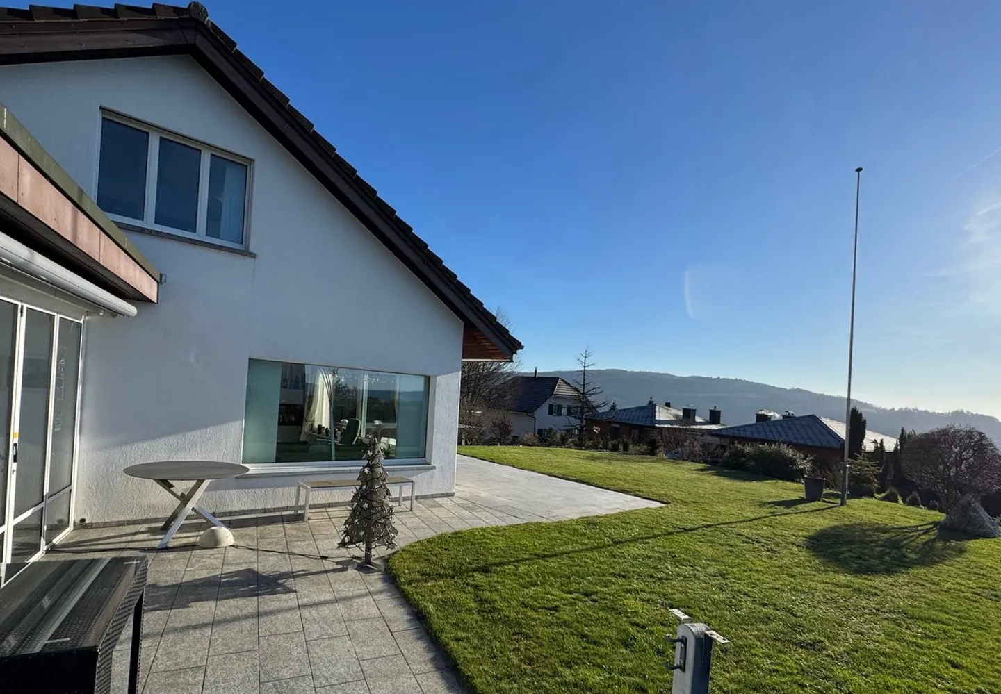 Maison individuelle exclusive en situation de colline avec vue sur les Alpes - Photo 2 sur 25