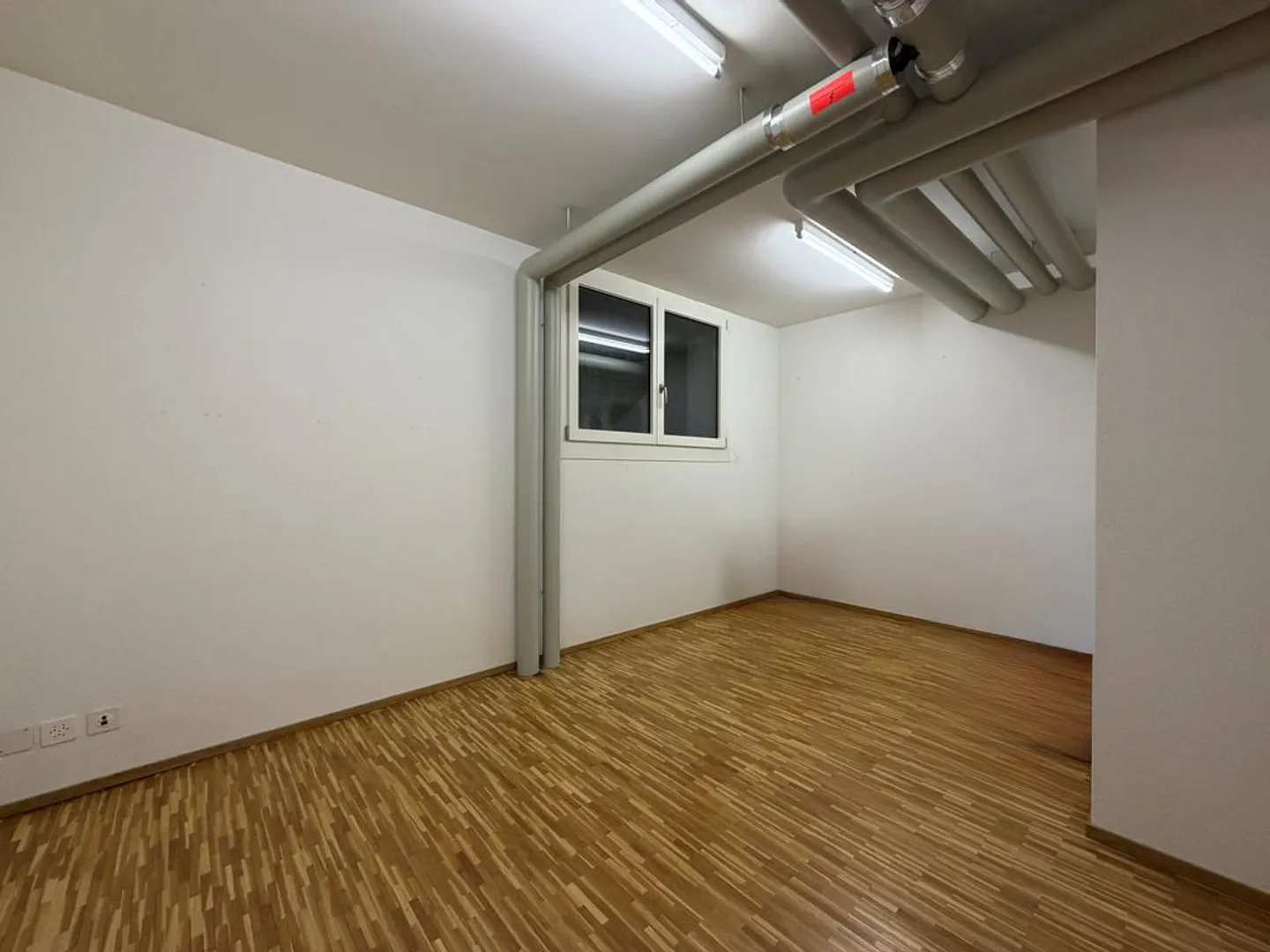 Salle de bricolage avec confort - Chauffage au sol et installations sanitaires - Photo 2 sur 2