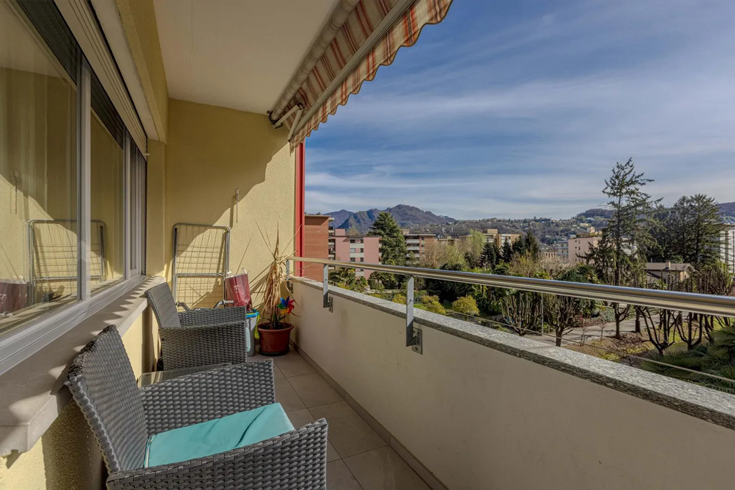 TASSO 1.07 - ACCOGLIENTE APPARTAMENTO DI 3,5 STANZE CON BALCONE AD AGNO - Foto 2 di 9