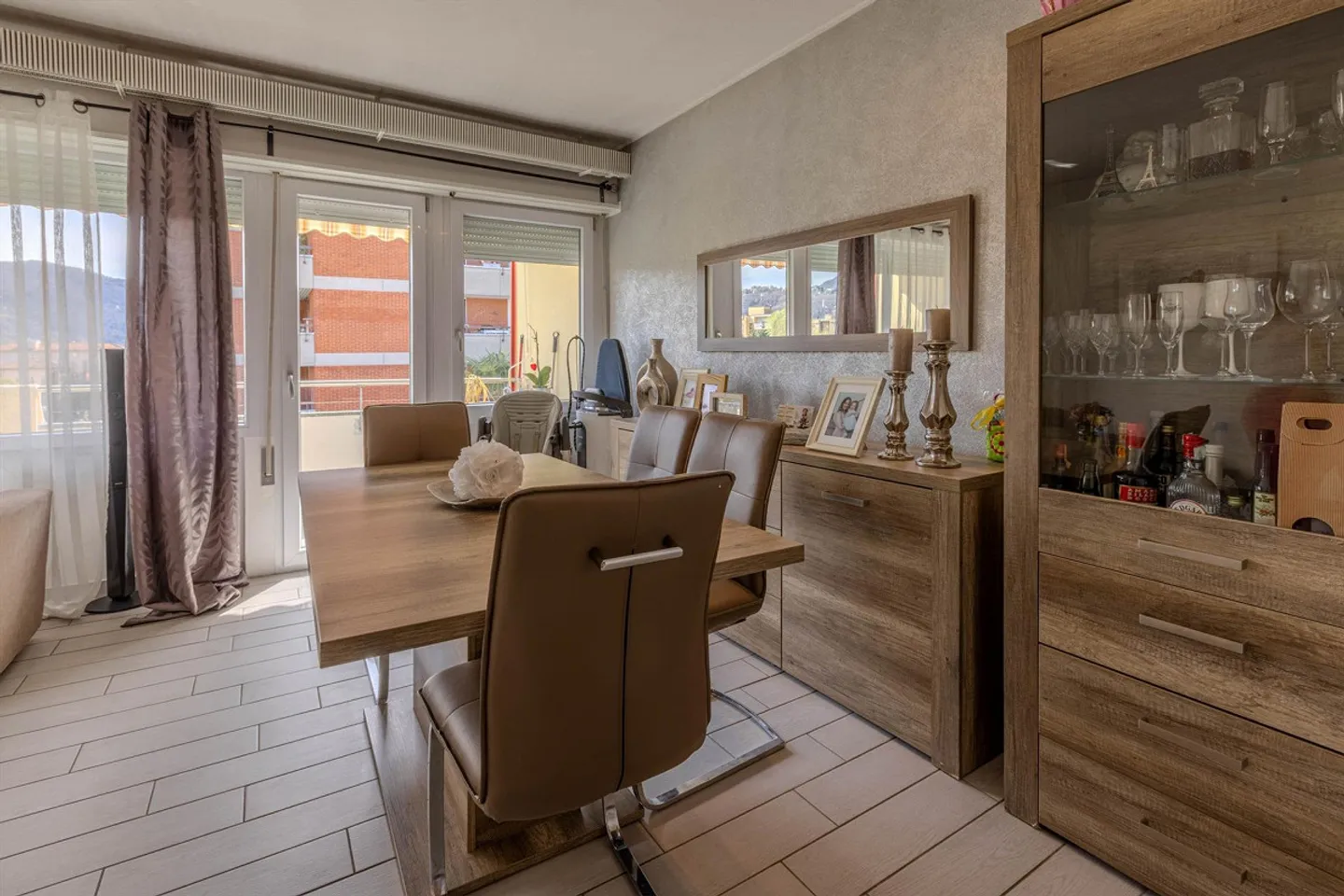 TASSO 1.07 - ACCOGLIENTE APPARTAMENTO DI 3,5 STANZE CON BALCONE AD AGNO - Foto 4 di 9