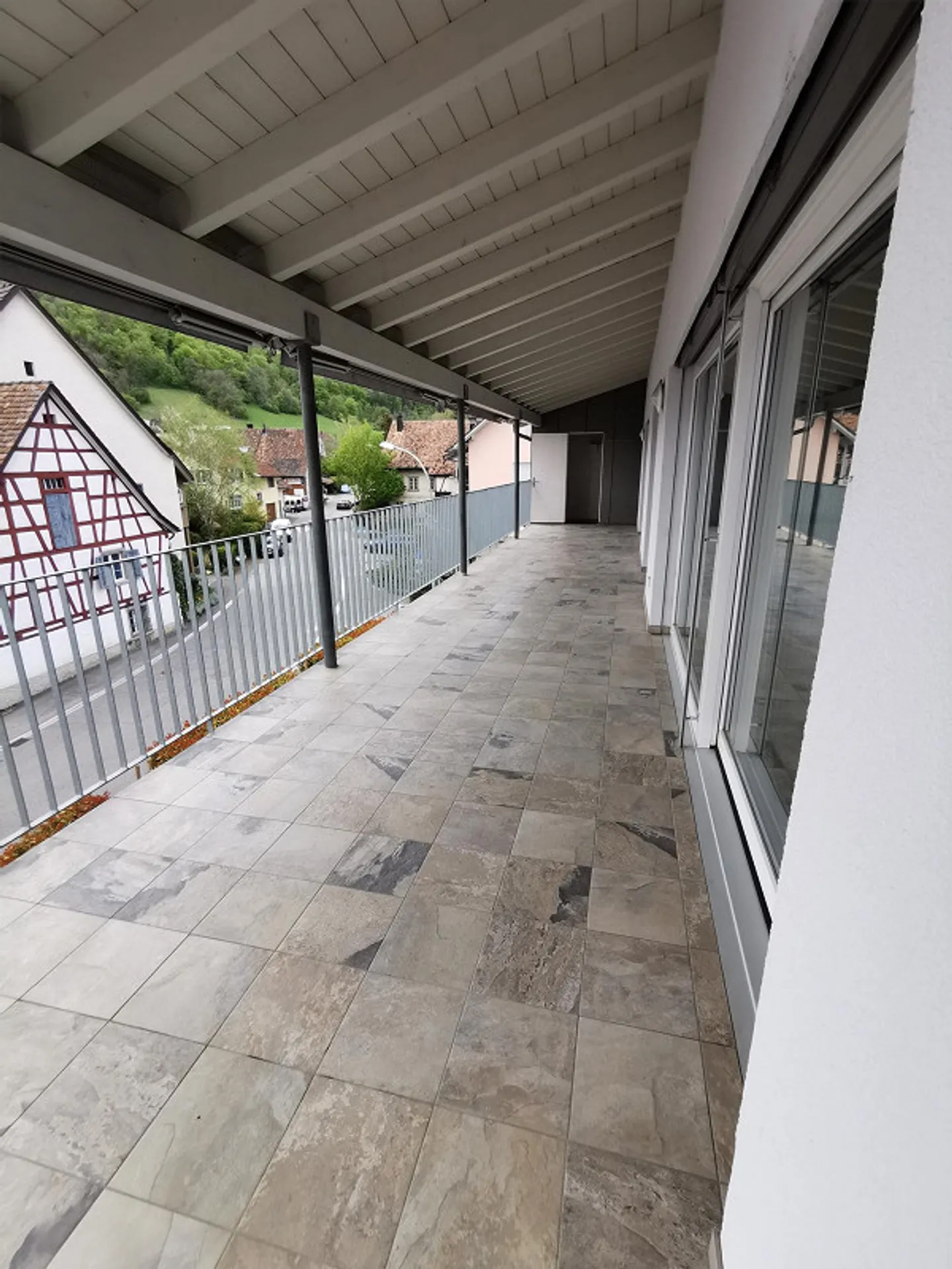 Modern 4.5-room penthouse apartment with large terrace & lift in apartment - Photo 5 of 5