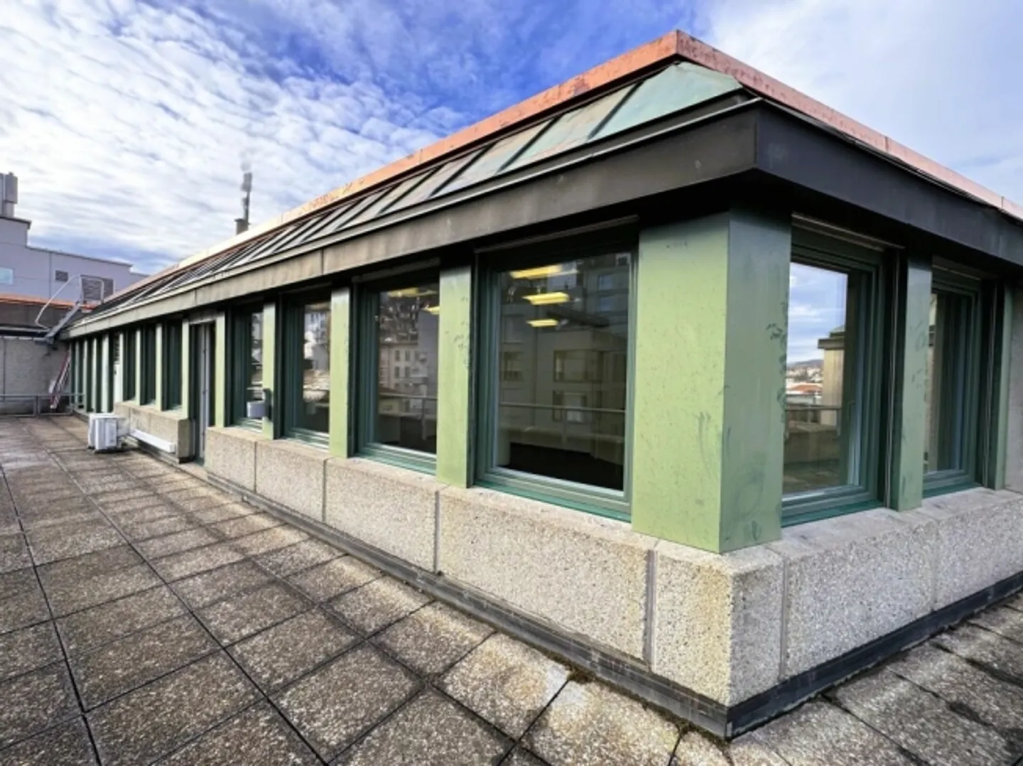 Uffici mansardati con terrazza e caffetteria - Foto 7 di 10