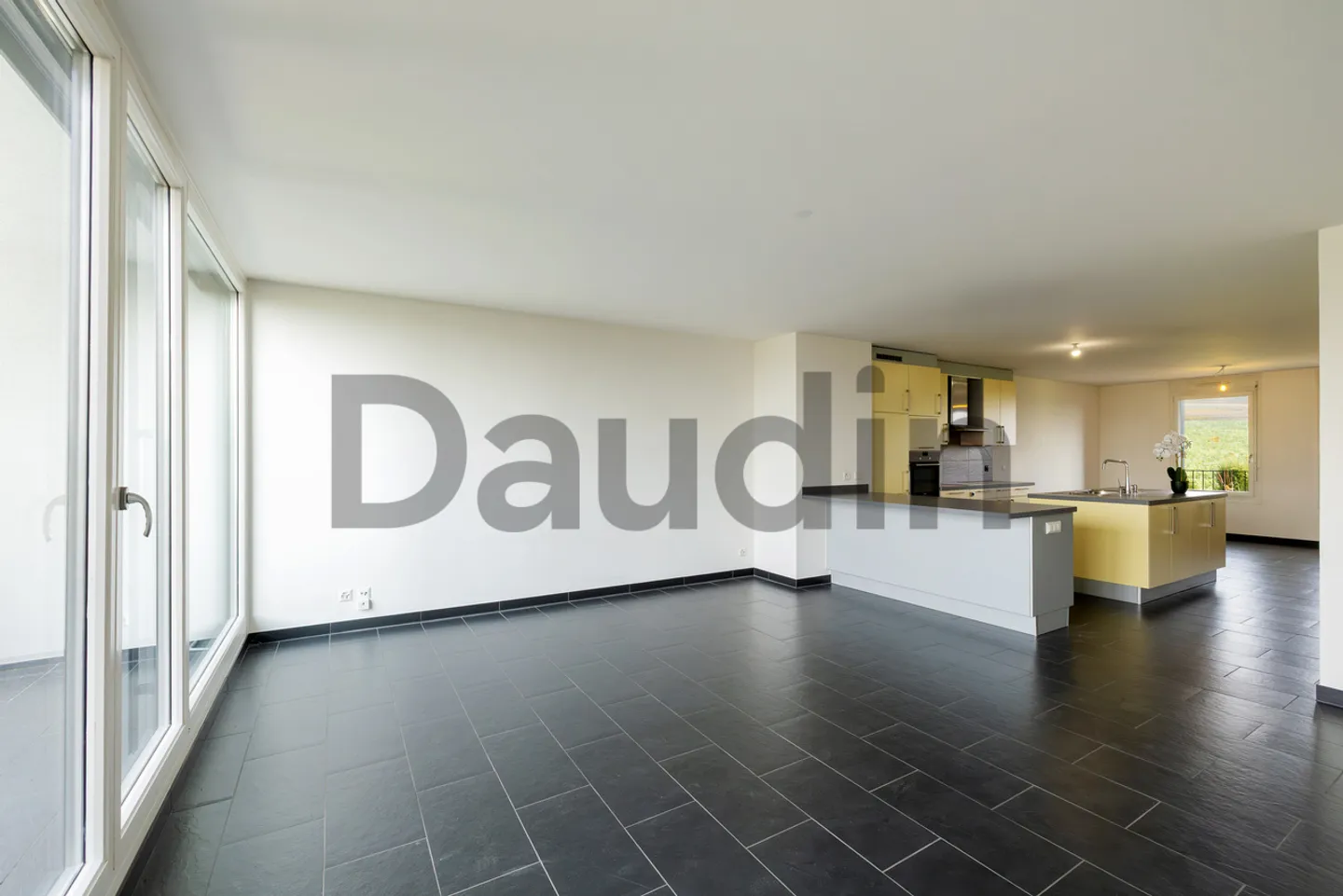 Appartement 5 pièces - Photo 2 sur 7