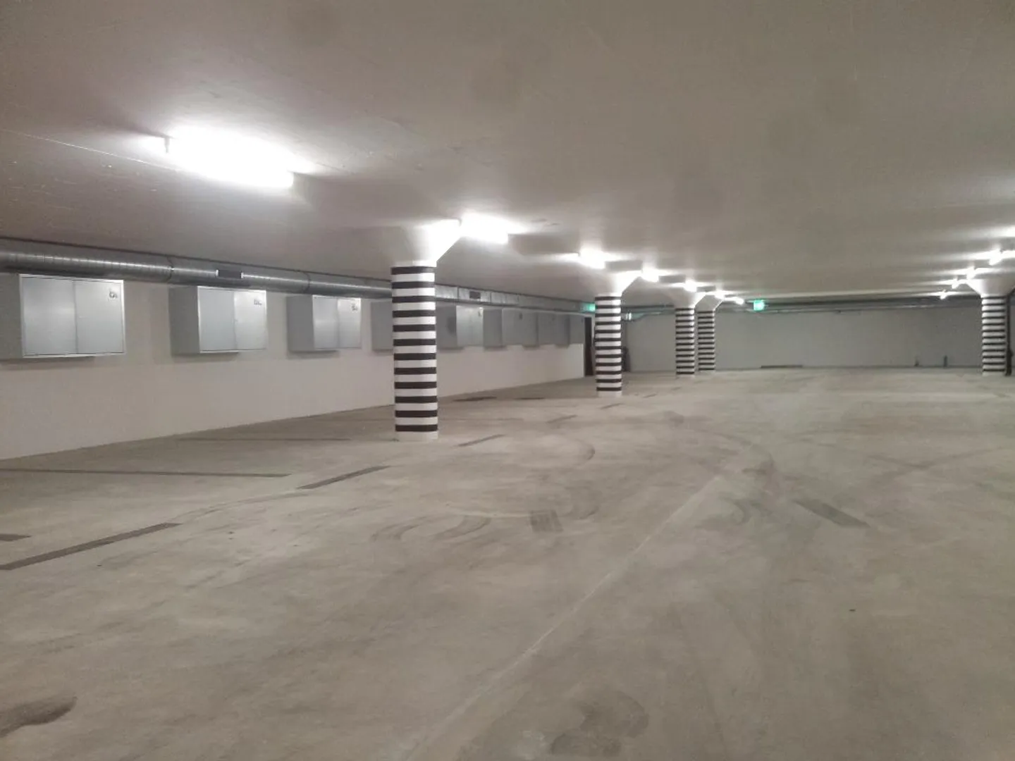 Garage space in the middle of Glattpark (e-Mobility basic installation) - Photo 2 of 4