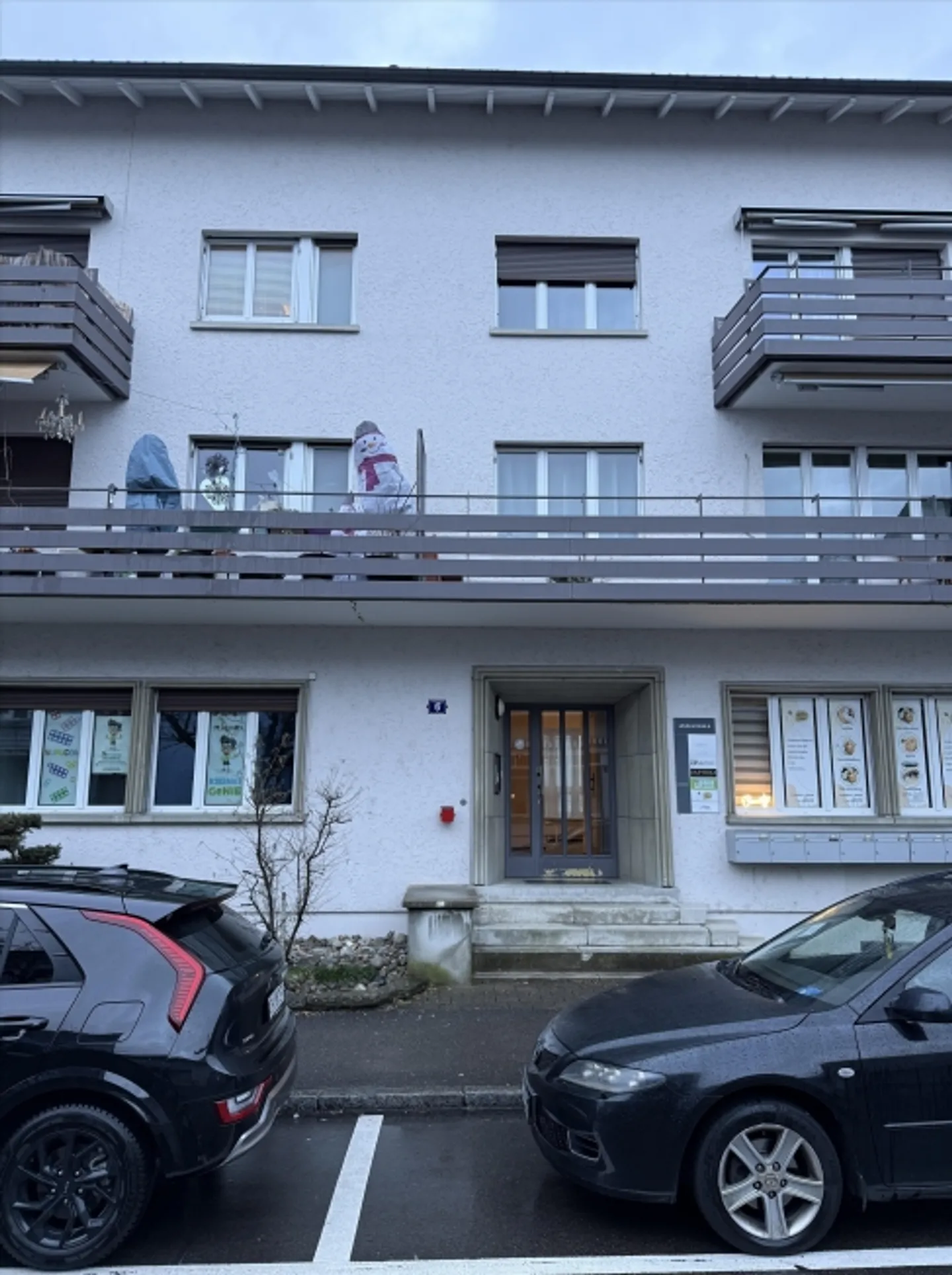 Mixed-use building for rent - Photo 1 of 5