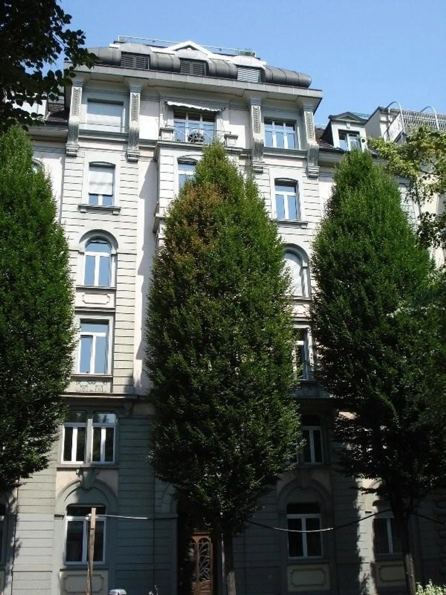 Appartamento di 3 stanze in un vecchio edificio - Foto 1 di 7