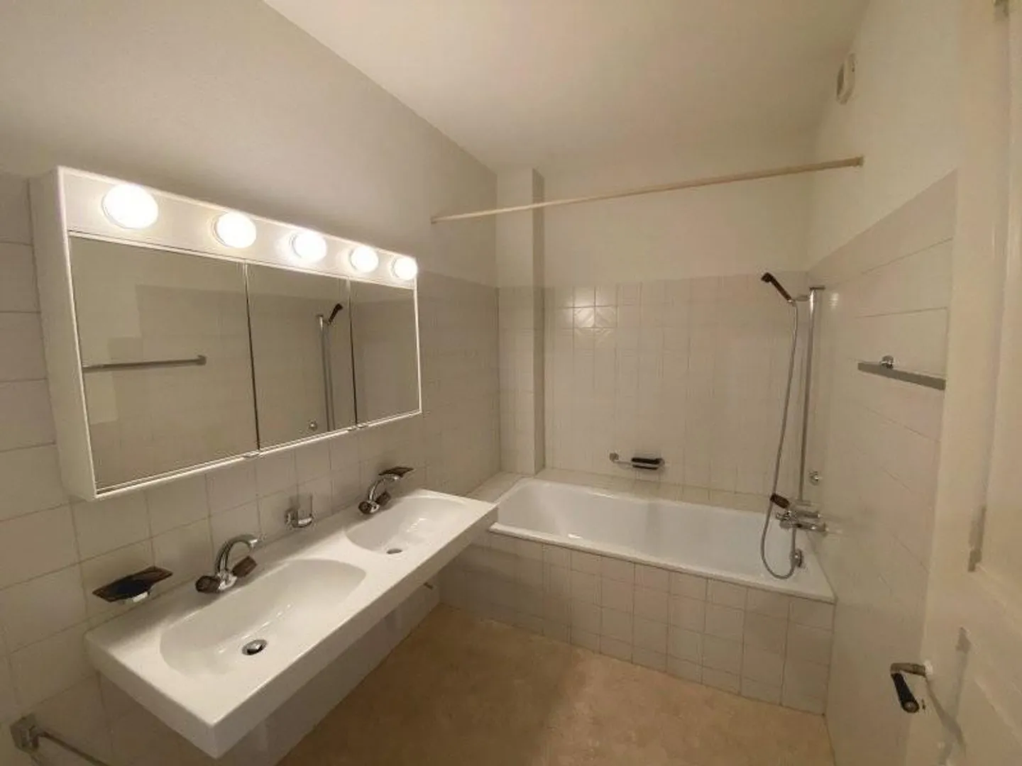 Appartamento di 3 stanze in un vecchio edificio - Foto 6 di 7