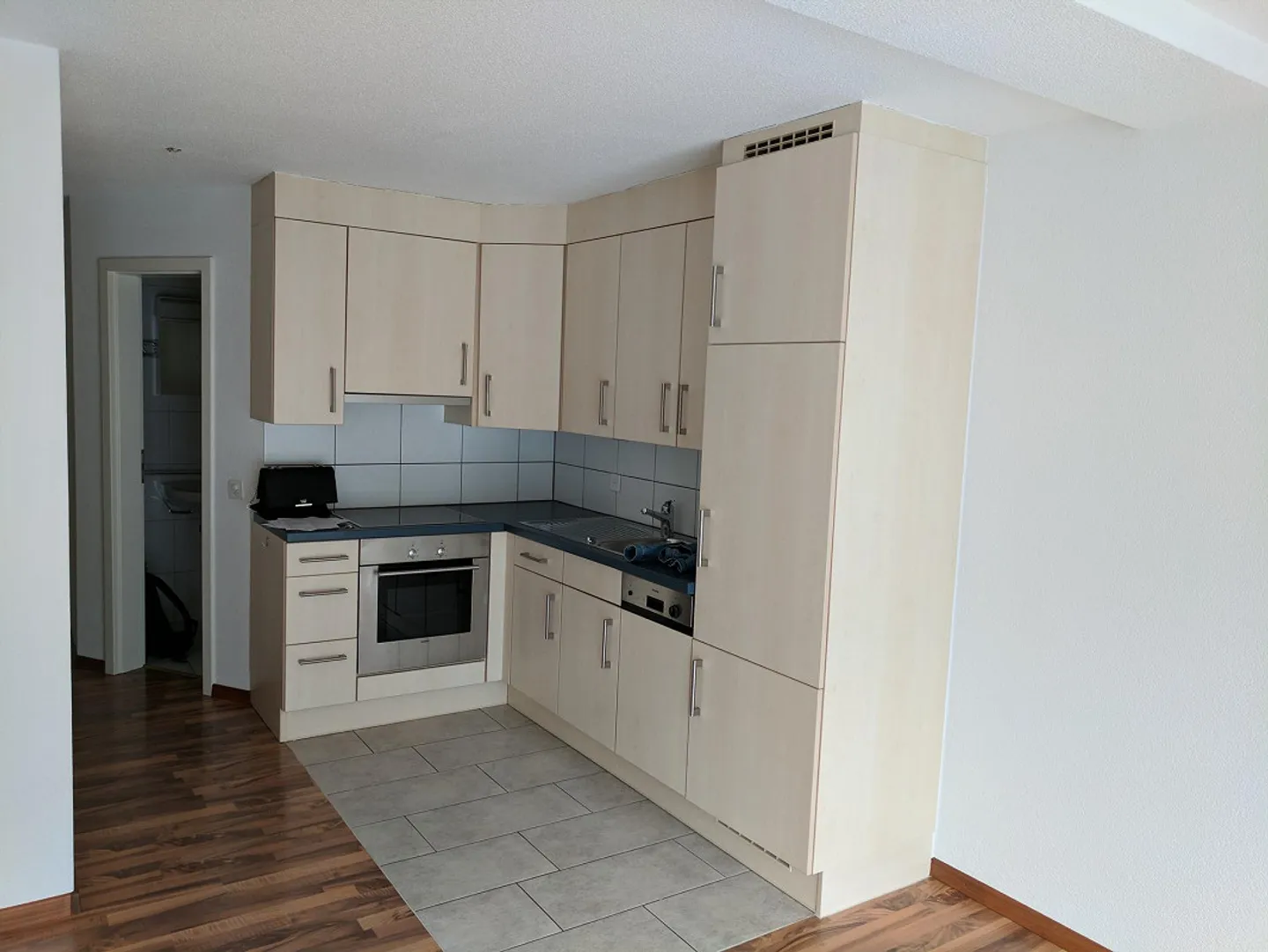 Cozy and Quiet Living in Beautiful 2-Room Apartment Near the City - Photo 5 of 9