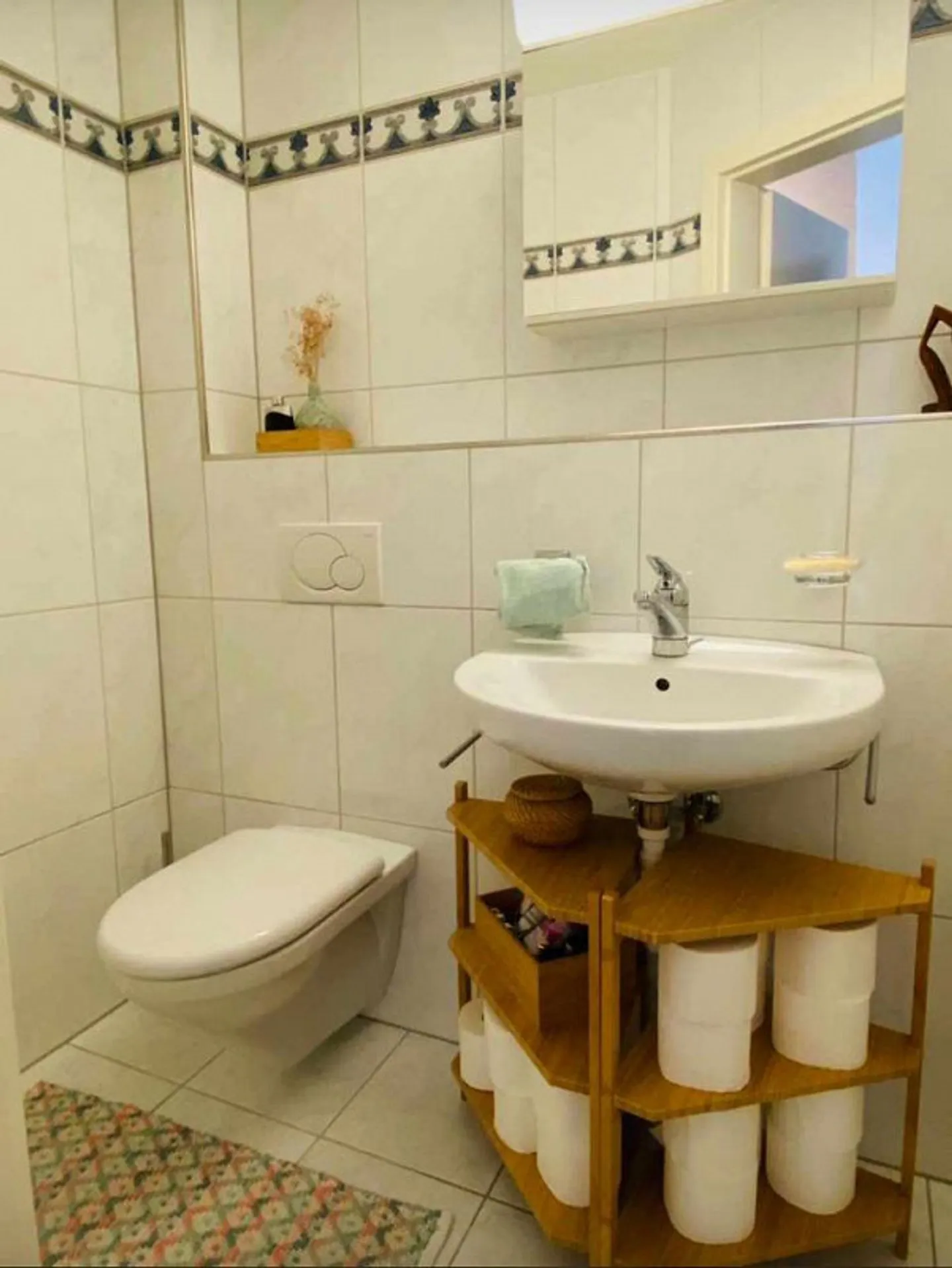 Cozy and Quiet Living in Beautiful 2-Room Apartment Near the City - Photo 6 of 9