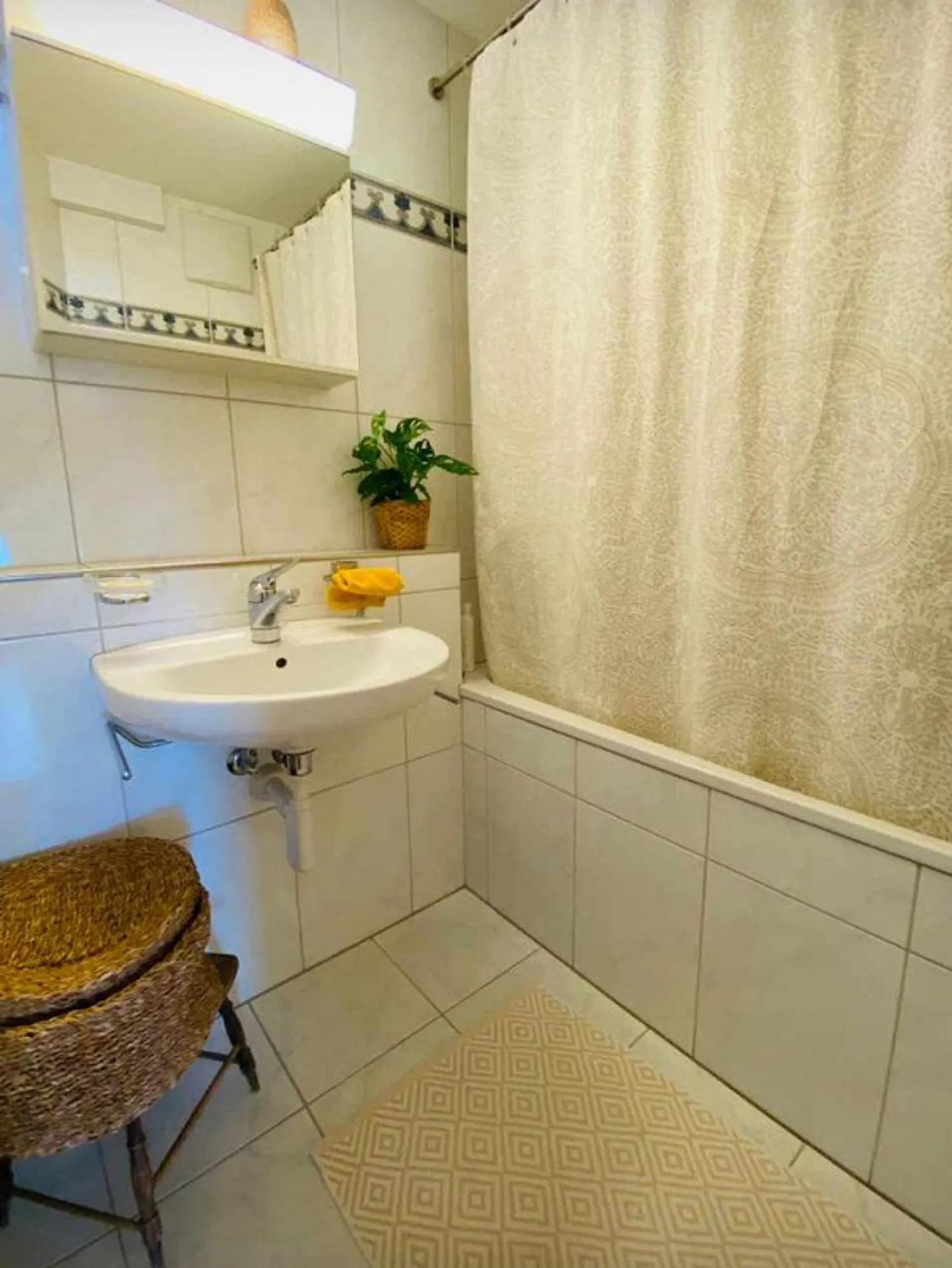 Cozy and Quiet Living in Beautiful 2-Room Apartment Near the City - Photo 7 of 9