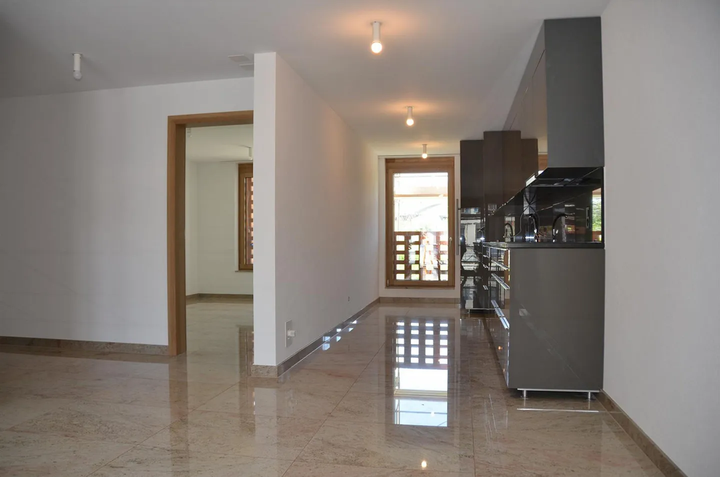 Appartement moderne de 3.5 pièces avec coin salon - Photo 2 sur 9