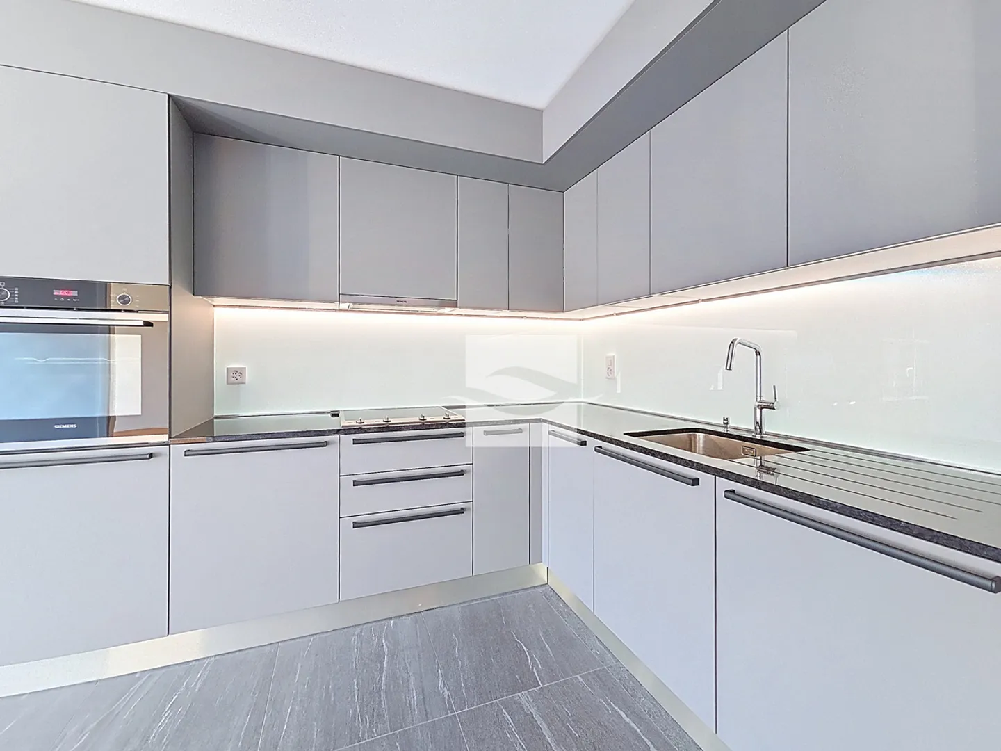 Bright 4.5 Room Apartment - Photo 5 of 11