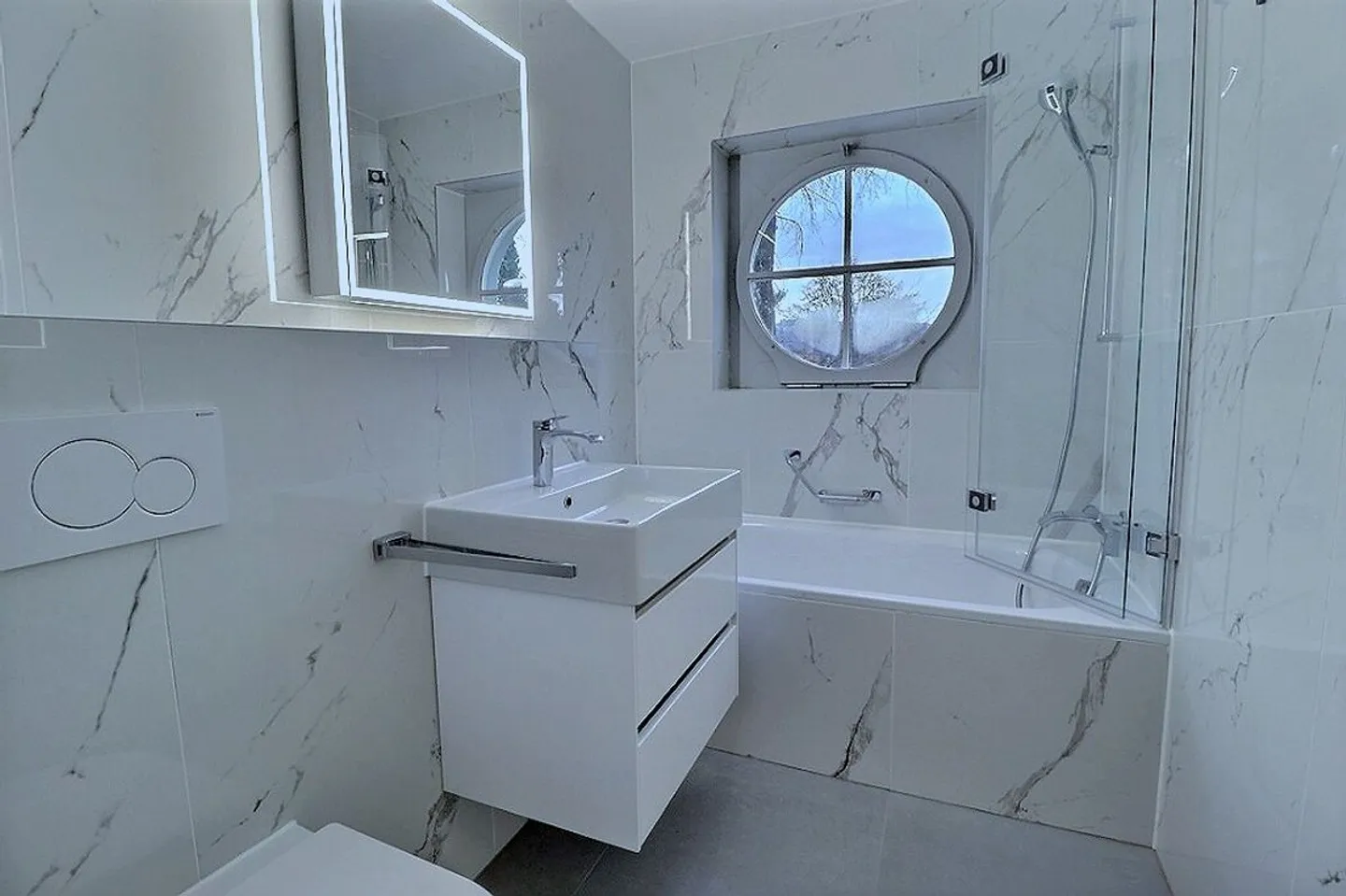 Exceptionnel! Dans une villa d'architecte construite en 1930, grand appartement de 6,5 pièces, entièrement rénové en 2025, grand jardin, situation très calme. - Photo 3 sur 4