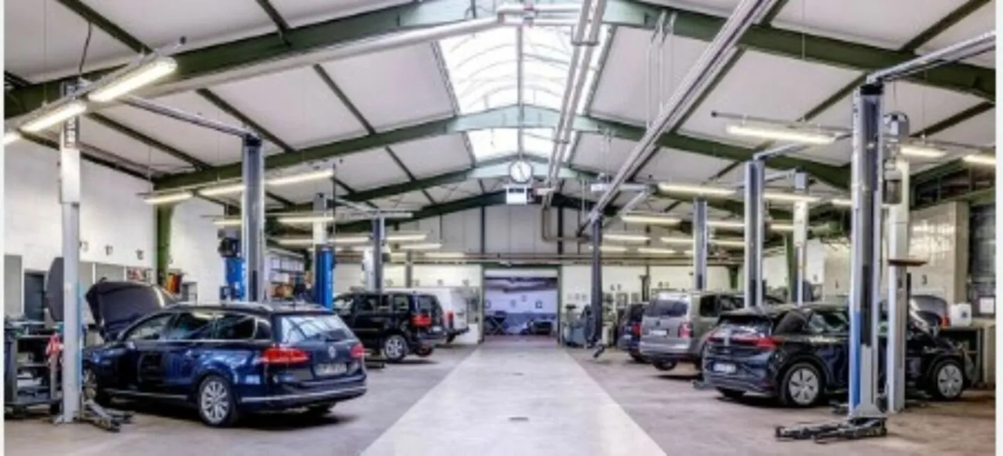 well-established garage business in the city of Bern - Photo 2 of 2