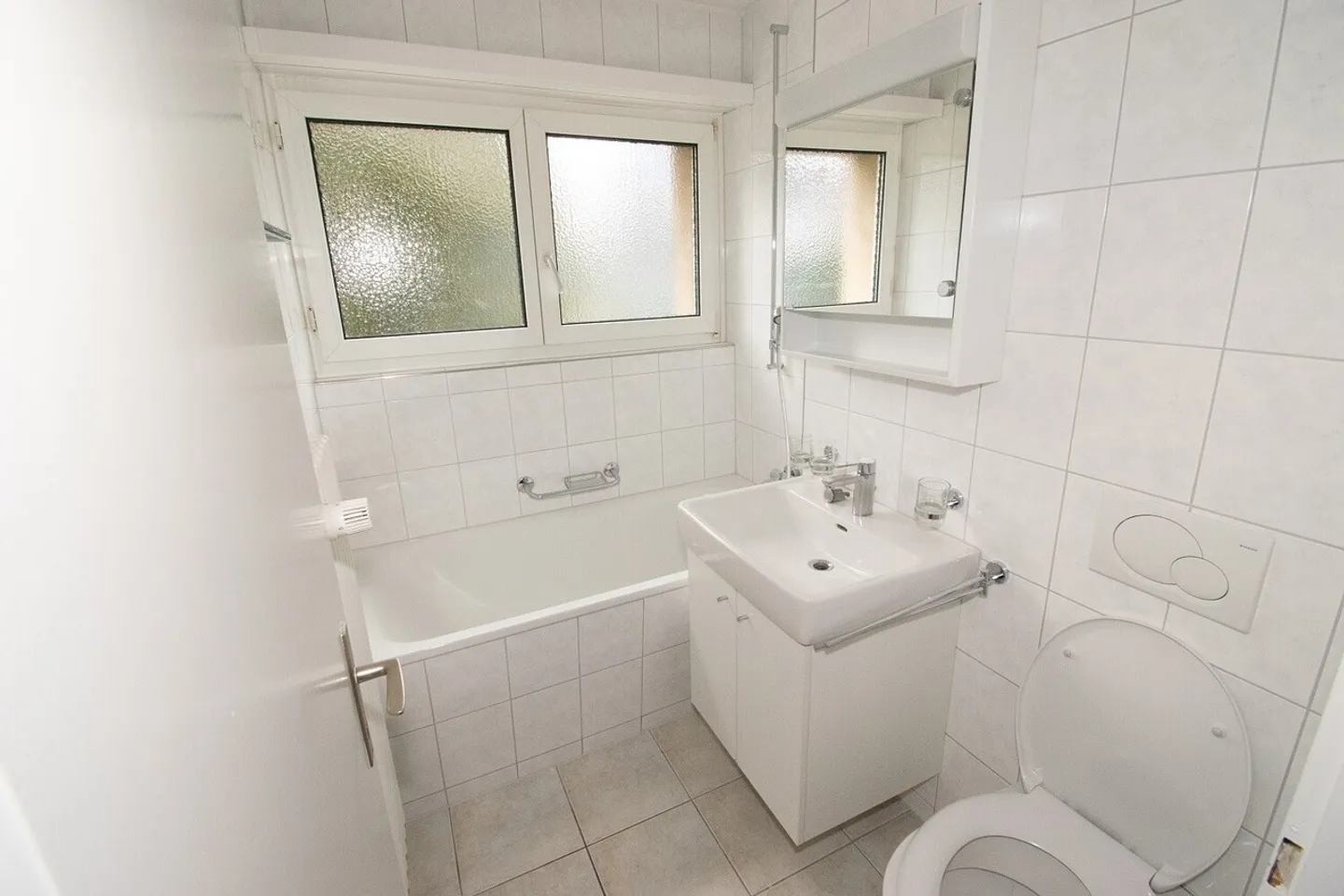 Pretty apartment in a central location - Photo 4 of 10