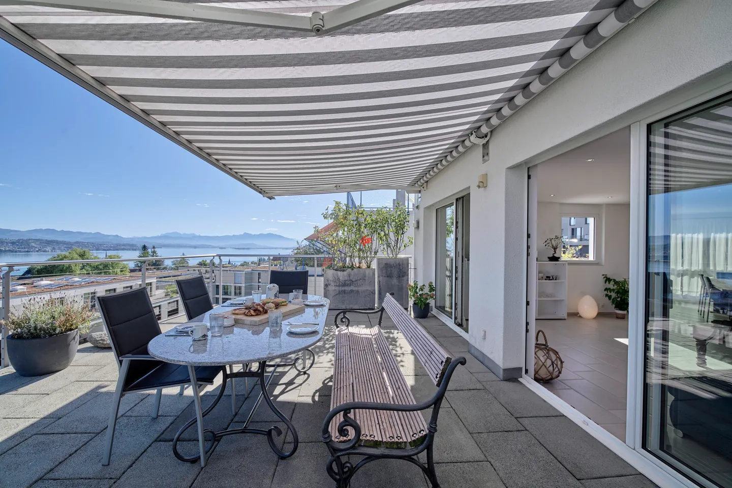 Spacious House with Lake View - Photo 6 of 24