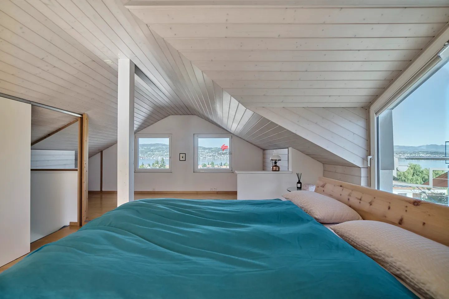 Spacious House with Lake View - Photo 7 of 24