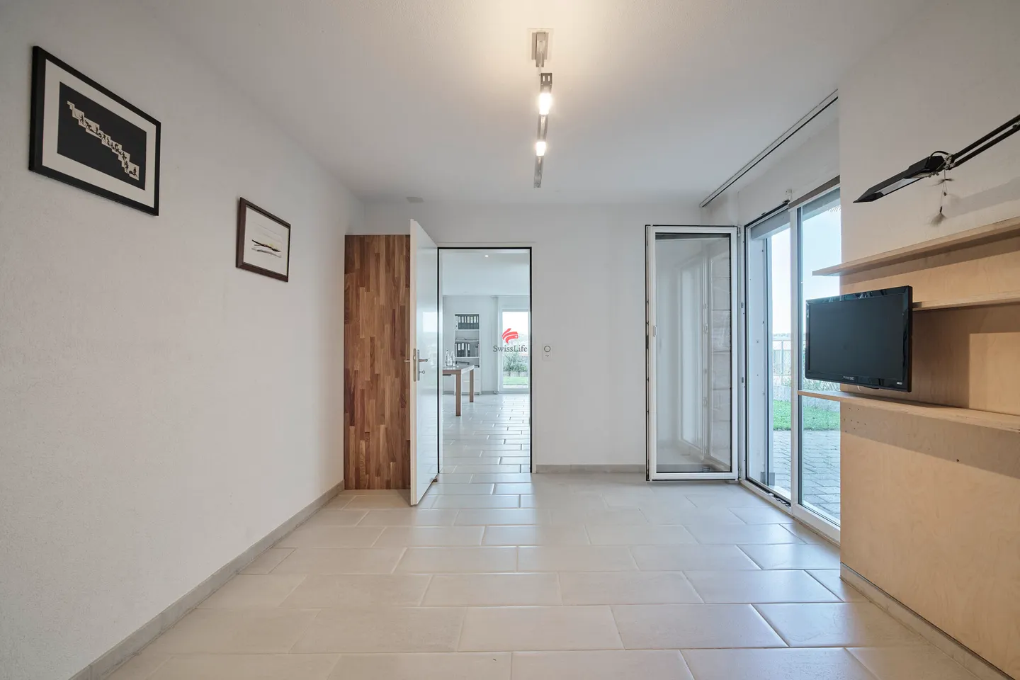 Spacious House with Lake View - Photo 17 of 24