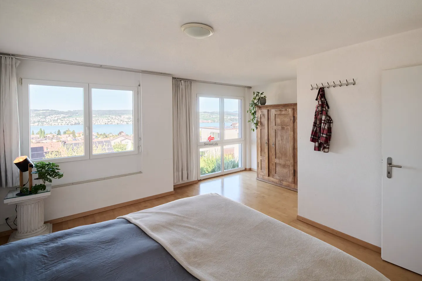 Spacious House with Lake View - Photo 11 of 24