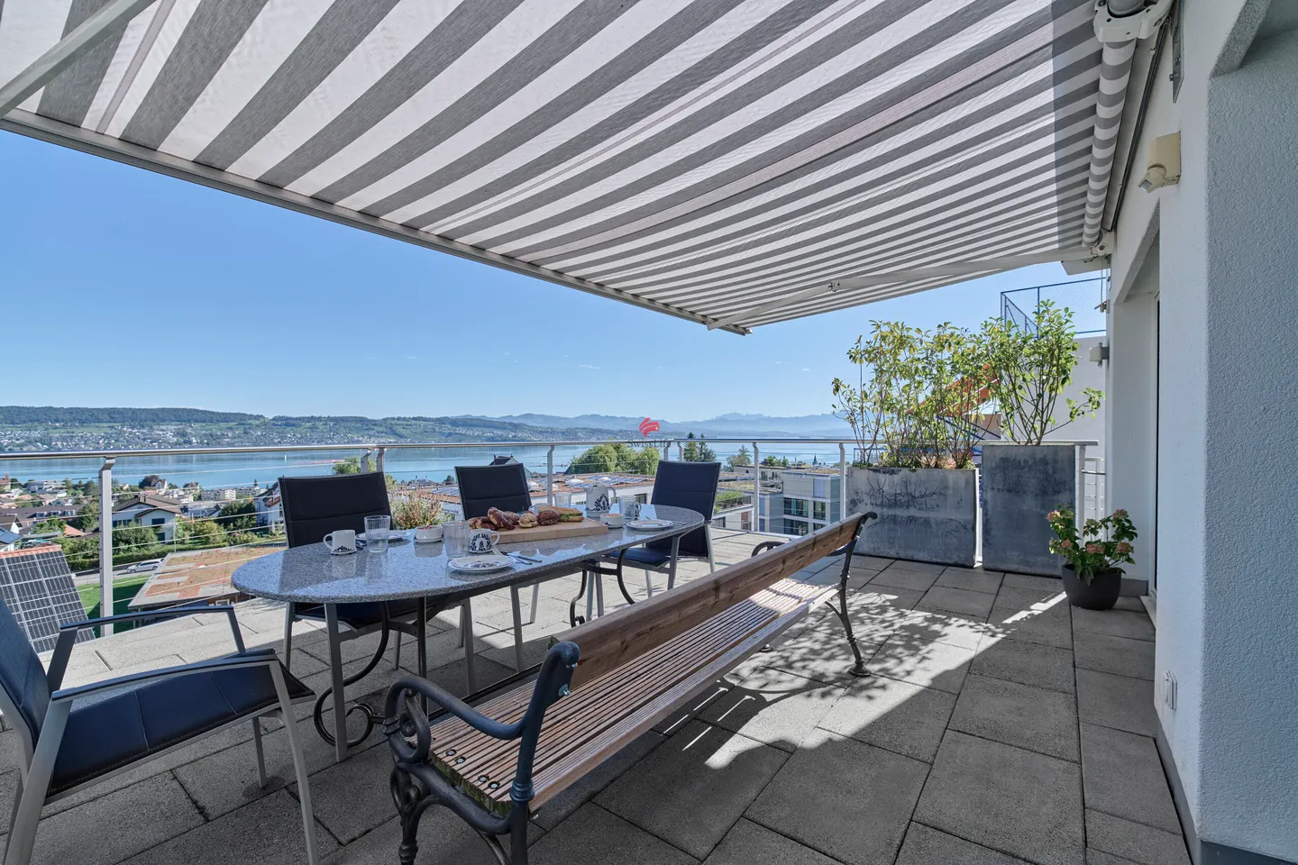 Spacious House with Lake View - Photo 19 of 24