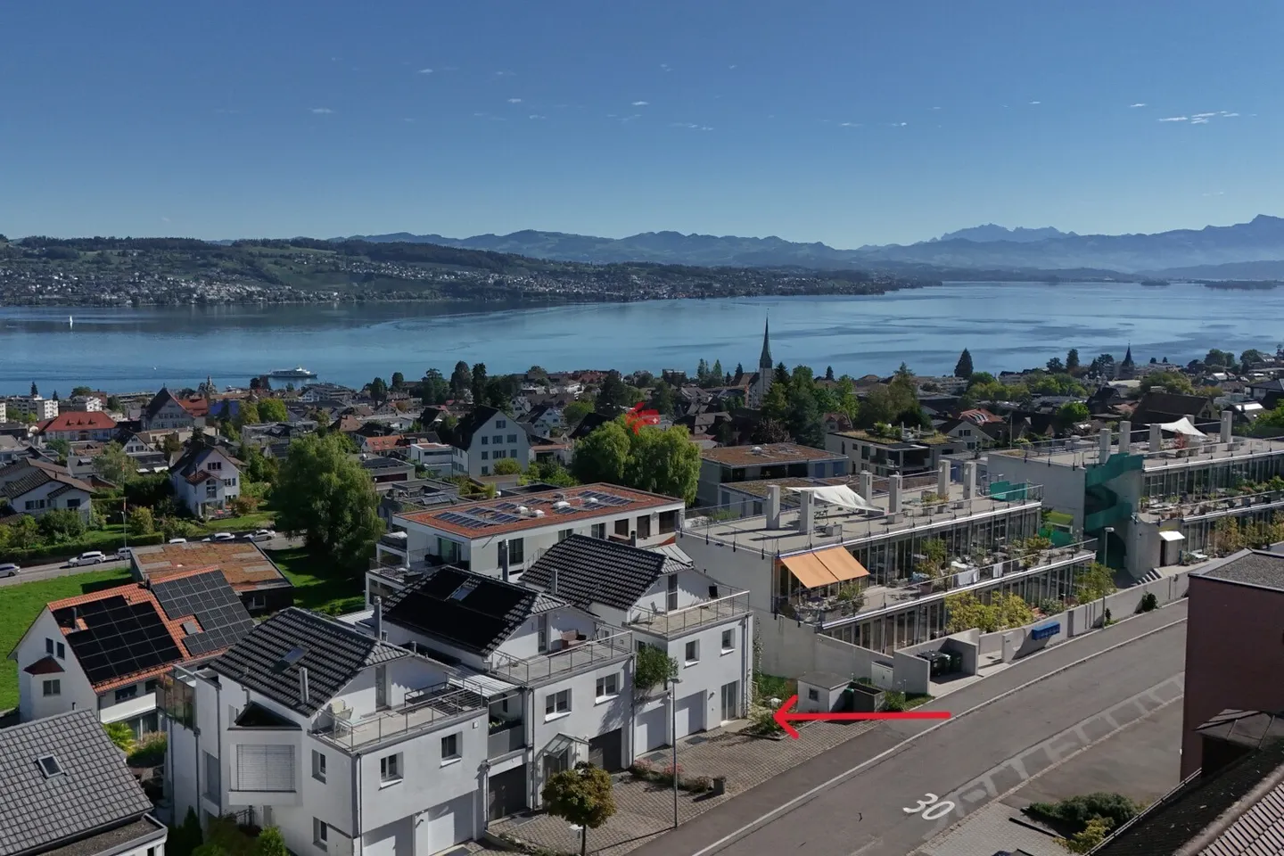 Spacious House with Lake View - Photo 22 of 24