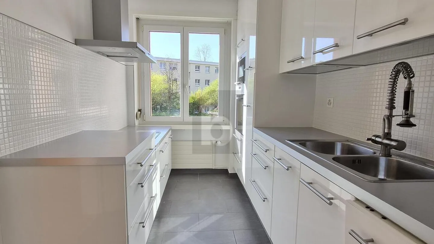 NATURE-ORIENTED, MODERN AND LIGHT-FLOODED - Photo 4 of 6