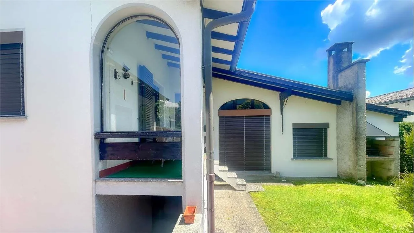 VILLA CON PISCINA IMMERSA NEL VERDE DA RINNOVARE - Foto 3 di 4