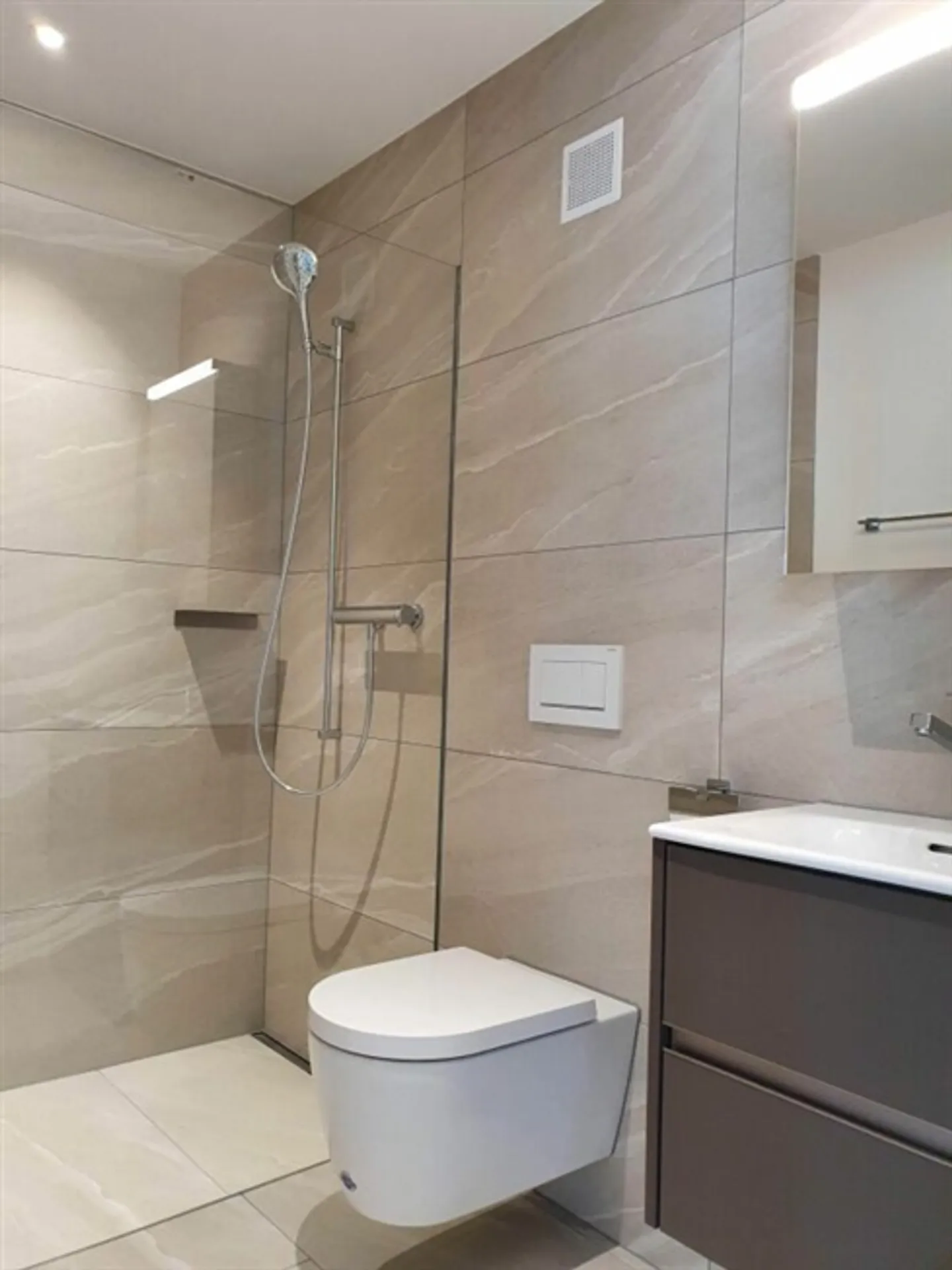 Modern, high-quality 3.5-room ground floor apartment for rent - Photo 8 of 12