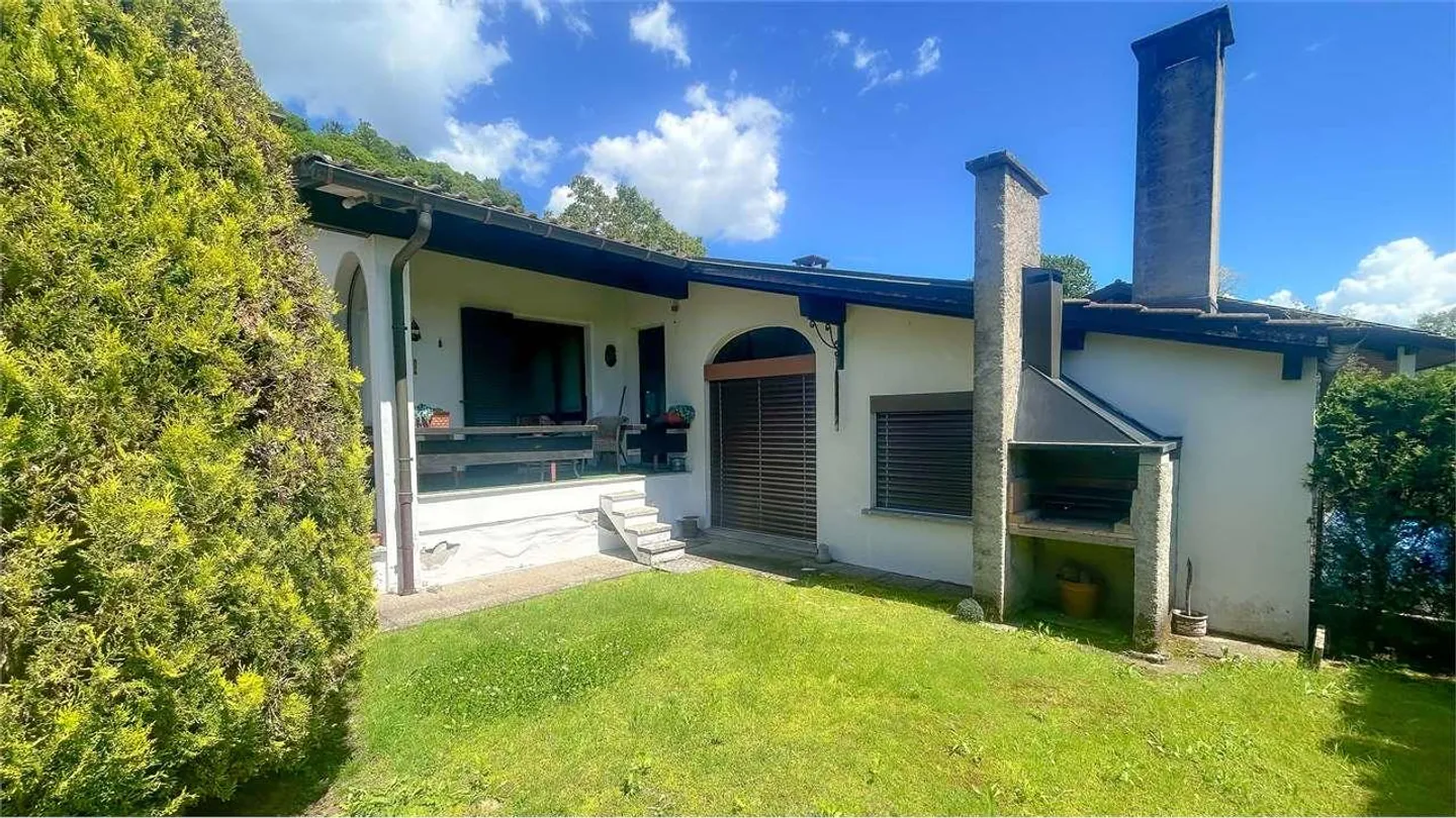 VILLA CON PISCINA IMMERSA NEL VERDE DA RINNOVARE - Foto 1 di 4