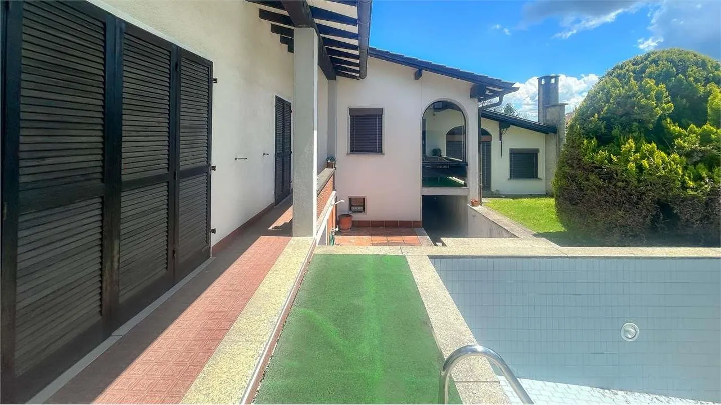VILLA CON PISCINA IMMERSA NEL VERDE DA RINNOVARE - Foto 2 di 4