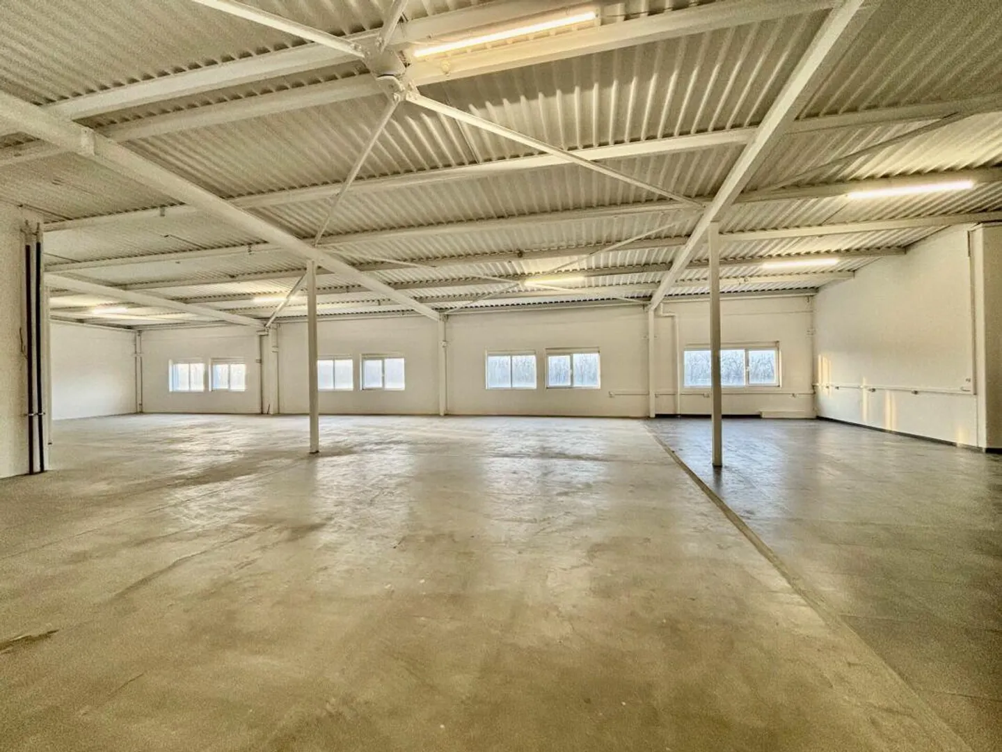 Vaud storage/deposits/625 m2 premises for rent with loading dock and parking spaces; Price drop - Photo 1 of 11