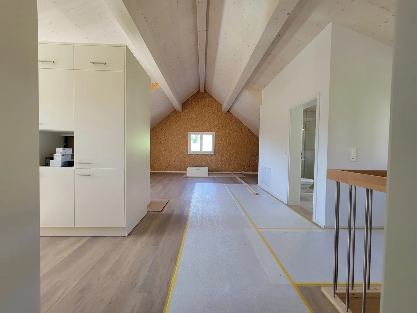 Plafonds hauts dans le salon, grenier moderne rénové en 2024 et agrandissement élégant - Photo 2 sur 12