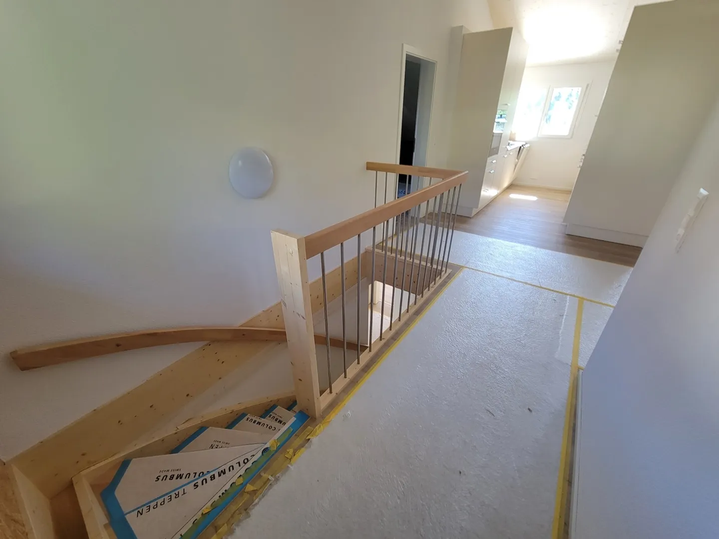 Plafonds hauts dans le salon, grenier moderne rénové en 2024 et agrandissement élégant - Photo 5 sur 12